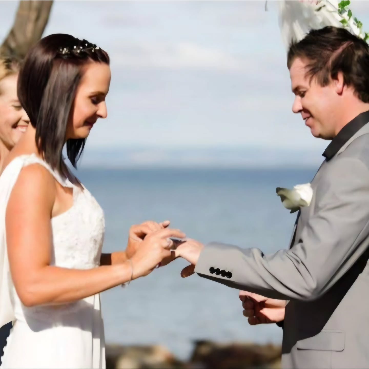 💍 Love, laughter & “I do’s” – that’s what I’m here for! As your celebrant, I make your ceremony relaxed, personal & unforgettable. 🥂✨ #shellsweddings
#MandurahCelebrantLove
#MandurahWeddingDay
#MadoraBayBride
#MandurahCouplesInLove
#WeddingInMandurah