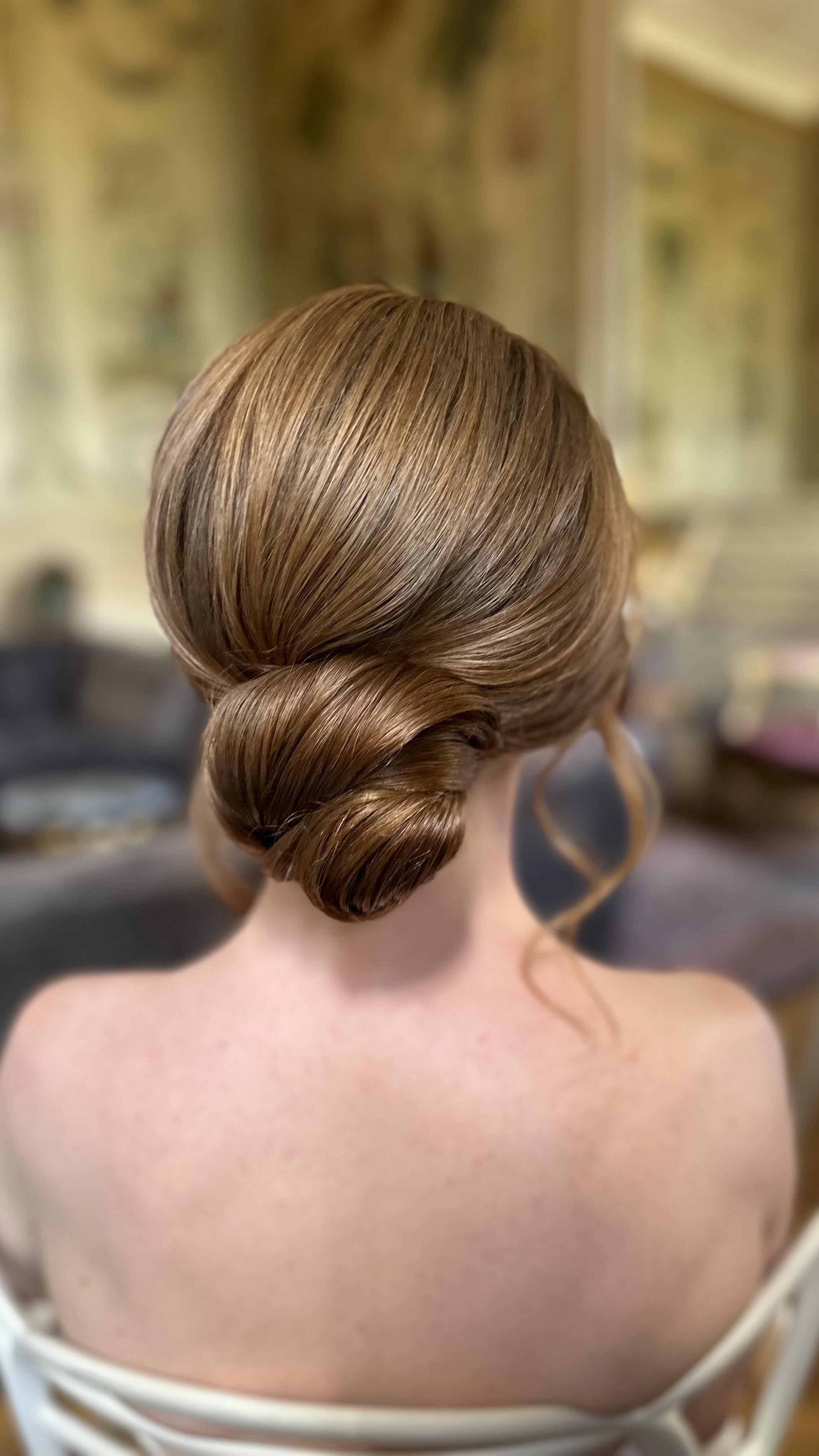 Kim’s low bun for the welcome dinner 😍
@kimiwallis
@georgia_matthewoliver @matthew_oliver_weddings @chateaudugrandluce
@allisondepmuah
#lowbun #parishairstylist #bridalhairstyles
