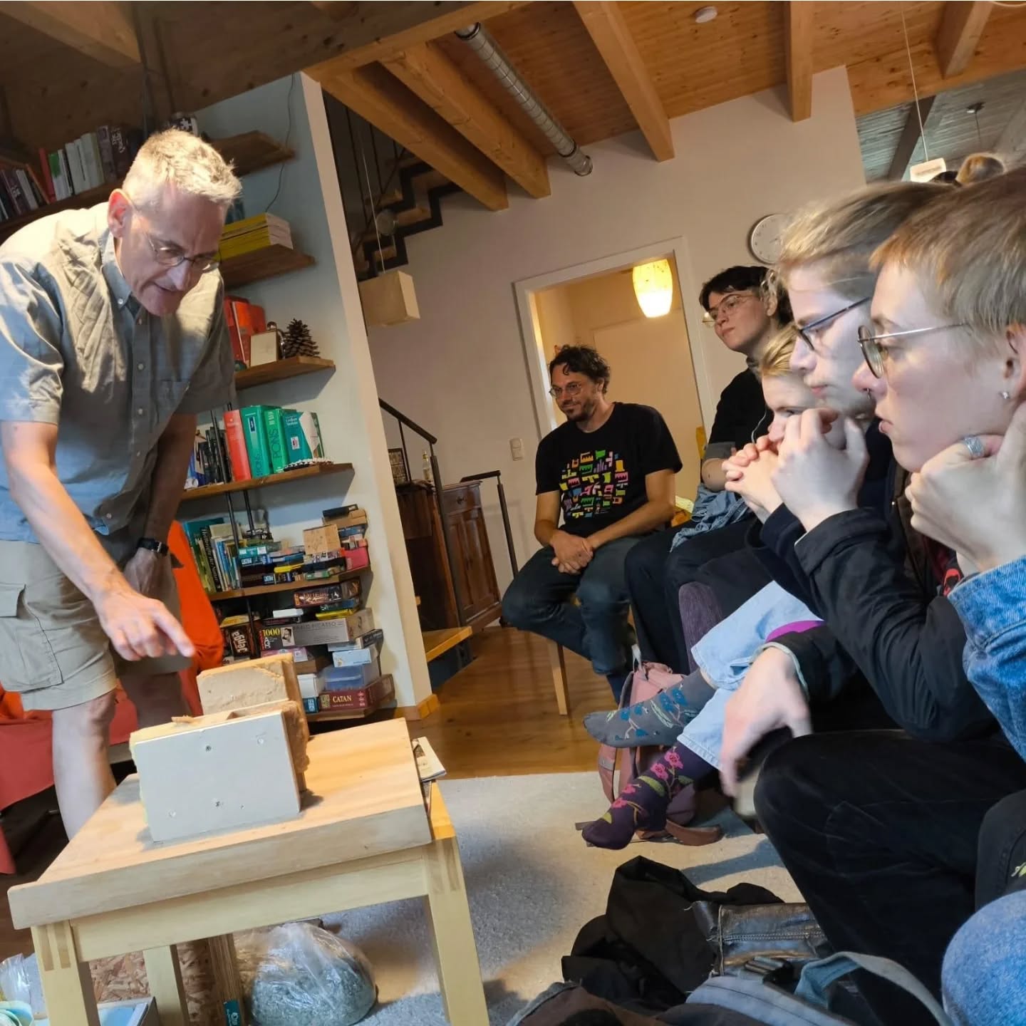 Tag 1 der Bildungsreise - Permakultur 🌱
Am ersten Tag der Bildungsreise waren wir nach einem Einführungsworkshop in das Thema bei einer Stadtteilbegehung im Stadtteil Darmstadt Kranichstein. Hier haben wir von Mitgliedern der Initiative Transition Town einiges über verschiedene Wohnformen gelernt und konnten sogar einige besondere Häuser wie ein Passivhaus von innen besichtigen 🏡