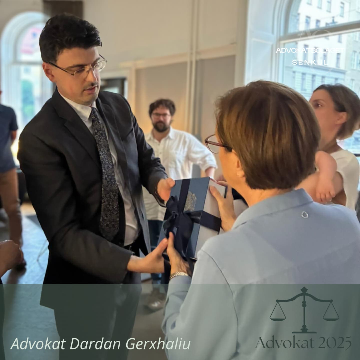 Fotona gör inte stunden rättvisa, men här är några bilder från när vi firade vår medarbetare Dardan Gerxhalius inträde i Sveriges advokatsamfund.
Vi är så stolta över Dig @dardangerxhaliu , det här är stort. ⚖️
"Advokatyrket är inte ett arbete, det är en livsstil." — advokat Ann-Sofie Senkul
•
•
•
•
•
#advokat #advokatsenkul #biträdandejurist #jurist #advokatbyrå #stockholm #vasastan