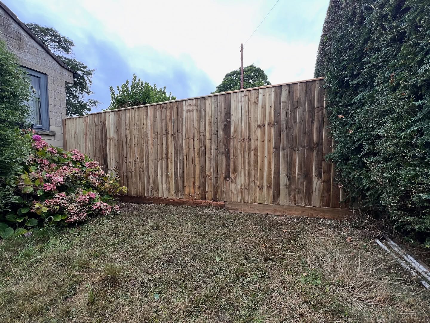 ✨ Yesterday’s project complete! ✨
We installed a beautiful feather edge fence with a matching gate, fitted with all gate fittings and built to last. 💪 Every panel is made solid and strong, with eye-to-eye attention to detail from start to finish.
Whether it’s privacy, security, or simply upgrading your garden space, we make sure every job is done to the highest standard. 🌿
✔ Quality workmanship
✔ Built to last
✔ Detail that shows
#Fencing #FeatherEdgeFence #GardenUpgrade #QualityWork #AttentionToDetail