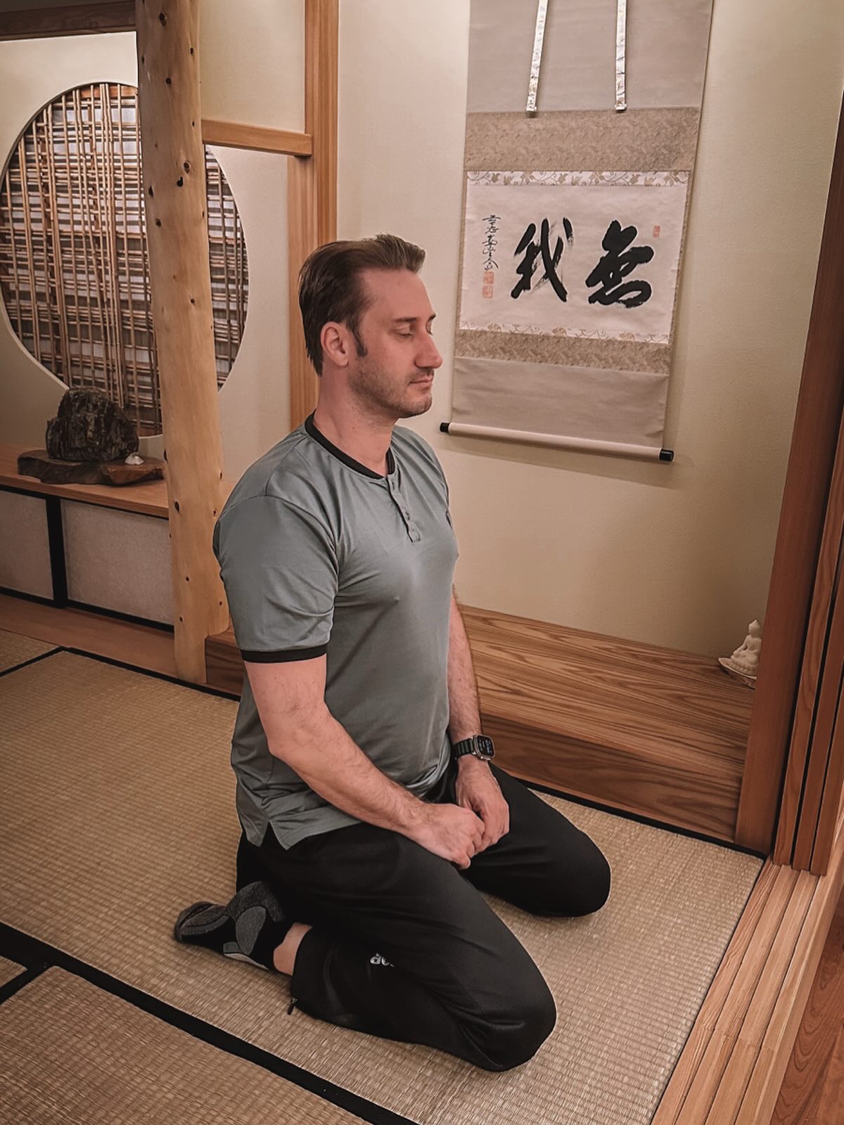 Wenn ich meditiere, geschieht etwas ganz Einfaches und doch so Wertvolles: Der Lärm im Kopf wird leiser. Gedanken, die sonst durcheinanderwirbeln, treten in den Hintergrund. Sorgen verlieren an Gewicht, To-do-Listen verblassen 🧘🏼♂️
Stattdessen taucht Stille auf- nicht leer, sondern lebendig. Ich spüre meinen Atem, den Rhythmus meines Körpers, und dieses sanfte Gefühl, bei mir selbst anzukommen.
Für einen Moment gibt es nichts zu erreichen, nichts zu beweisen. Nur Sein. 🙏🏼
#meditation #sein #ruhe #verbinden #entspannung #ich #shiatsu #tcm #loslassen #frei #zeremonie #shiatsumichl #meditieren