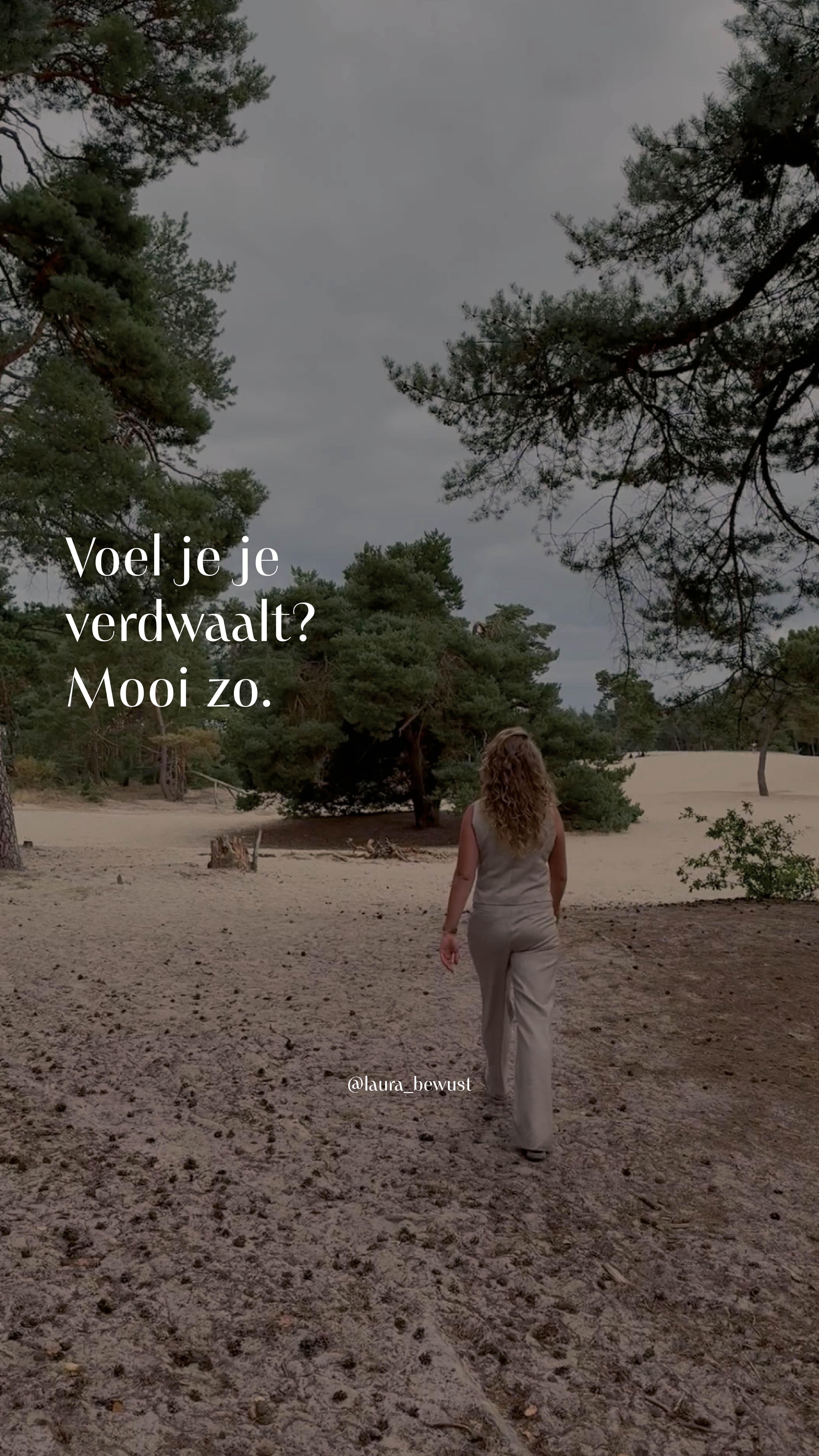 Je verdwaald voelen is geen falen, het is juist een teken dat je aan het groeien bent en je grenzen aan het verleggen bent.
Wanneer je in een periode van #transformatie zit, is het heel normaal dat de oude routekaarten niet meer werken. Ze hebben je gebracht tot waar je nu bent, maar niet verder. Duidelijke en veilige paden horen bij de #comfortzone — niet daarbuiten.
Verdwaald voelen betekent dat je nieuw terrein betreedt. En precies dáár wordt de volgende versie van jou geboren. 🌱✨
Mensen die zich nog nooit verdwaald hebben gevoeld, zijn waarschijnlijk nooit van de gebaande paden afgestapt. Dus wanneer je je wat gedesoriënteerd voelt, geen duidelijke route ziet en niet precies weet waar je naartoe gaat, herinner jezelf dan hieraan: je bent niet verdwaald, je bent een nieuwe laag van jezelf aan het ontdekken.
Blijf vertrouwen. Het #universum weet al lang welk pad jij mag gaan bewandelen.💫