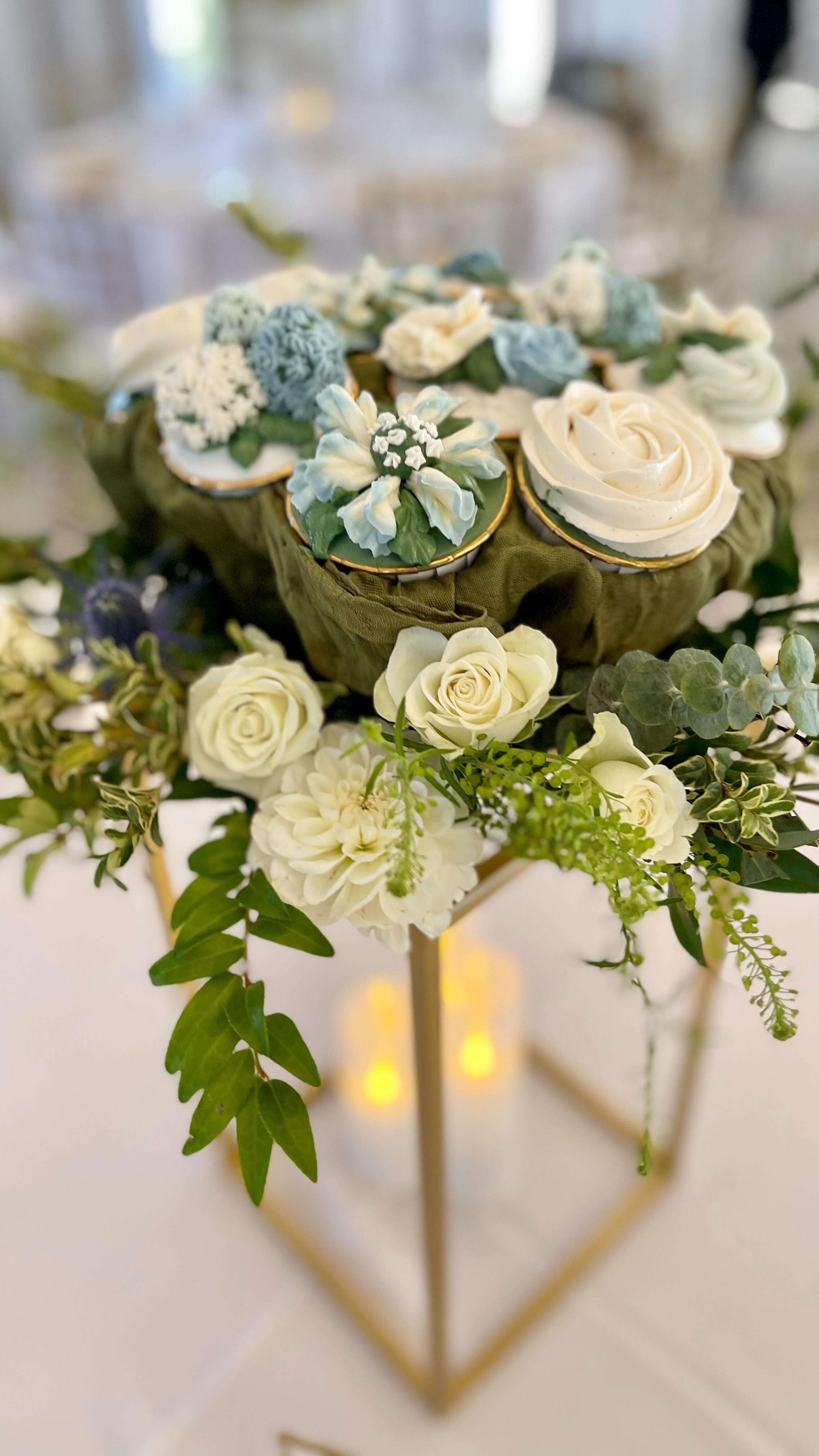 So I did something I’ve never done before 😍
.
✨Floral Cupcake Table Centerpiece✨
.
.
Combining cupcake decorating and my love and aspirations with fresh floral arrangement were a dream come true lol! It was NOT easy, it really pushed me way beyond my boundaries. But I conquered my worries so I can assure my beautiful bride that her vision will come into reality 🤩🤩🤩
.
.
.
Venue @lakeviewestatesandwinery
Cupcakes @sugardreams_odeza
.
.
#weddingcupcakes #cupcakebuttercream #wedding #weddingcakes #sugardreamsodeza #cakeinspiration #cupcakelove #cupcakeinspiration