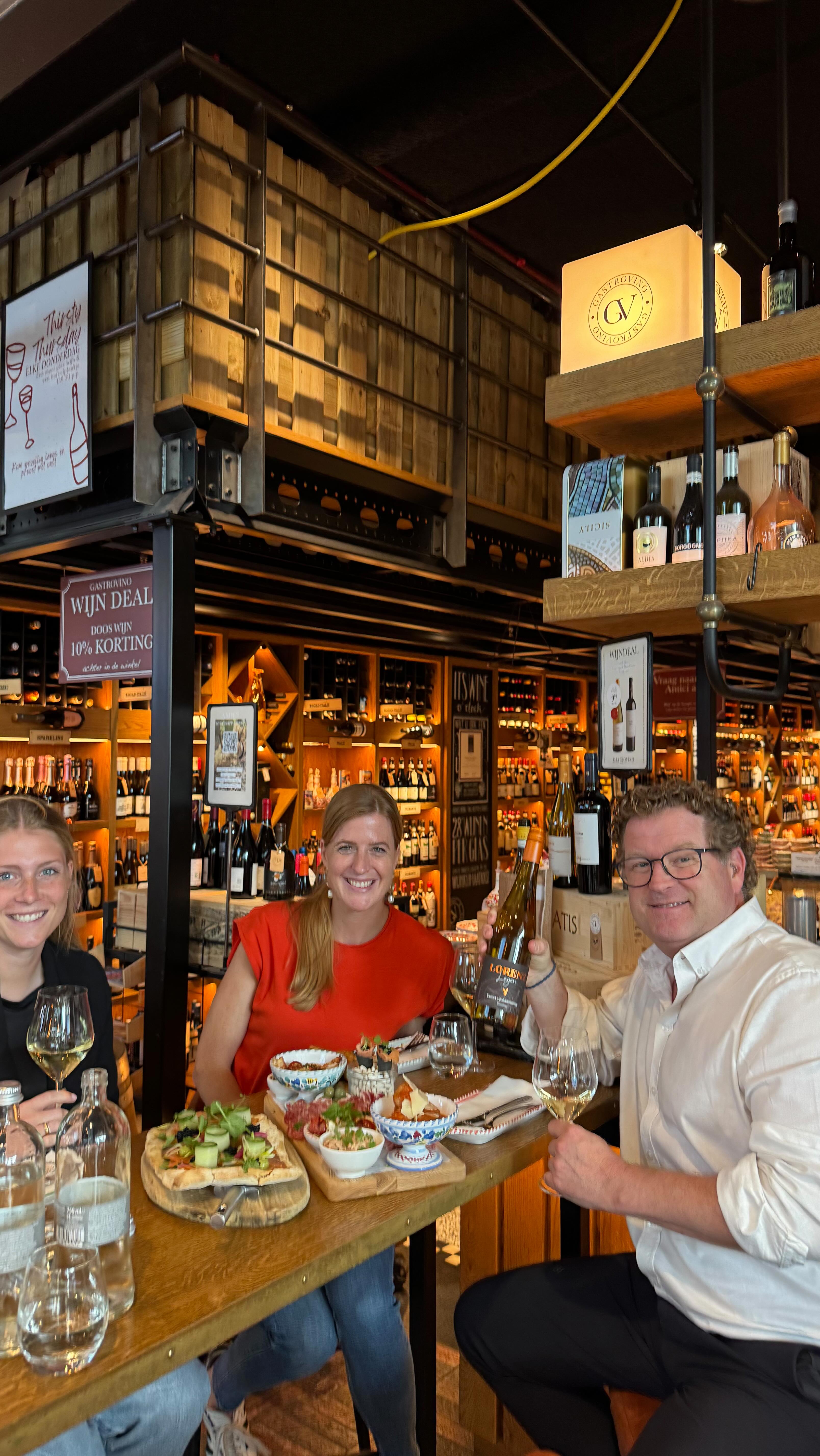 2 Tage Niederlande!
Johanna & Leonie waren unterwegs: erst zwei spannende Weinproben bei Frans in seinem Weincafé in Venlo 🍷- nach 17 Jhren die letzte gemeinsame Probe, bevor Frans in den Ruhe Stand geht. Danke für all die schönen Jahre, Frans! 🧡
Danach ging es weiter nach den Haas zu Arjan - Netter Lunch, gute Gespräche & natürlich Wein! 🤩🍇
@gastrovino.nl @gastrovinoleidschendam
#niederlande #wein #weinprobe #lorenzundsoehne #wein #wine #nahewein #weinlandnahe #nahe #sommer #verkostung