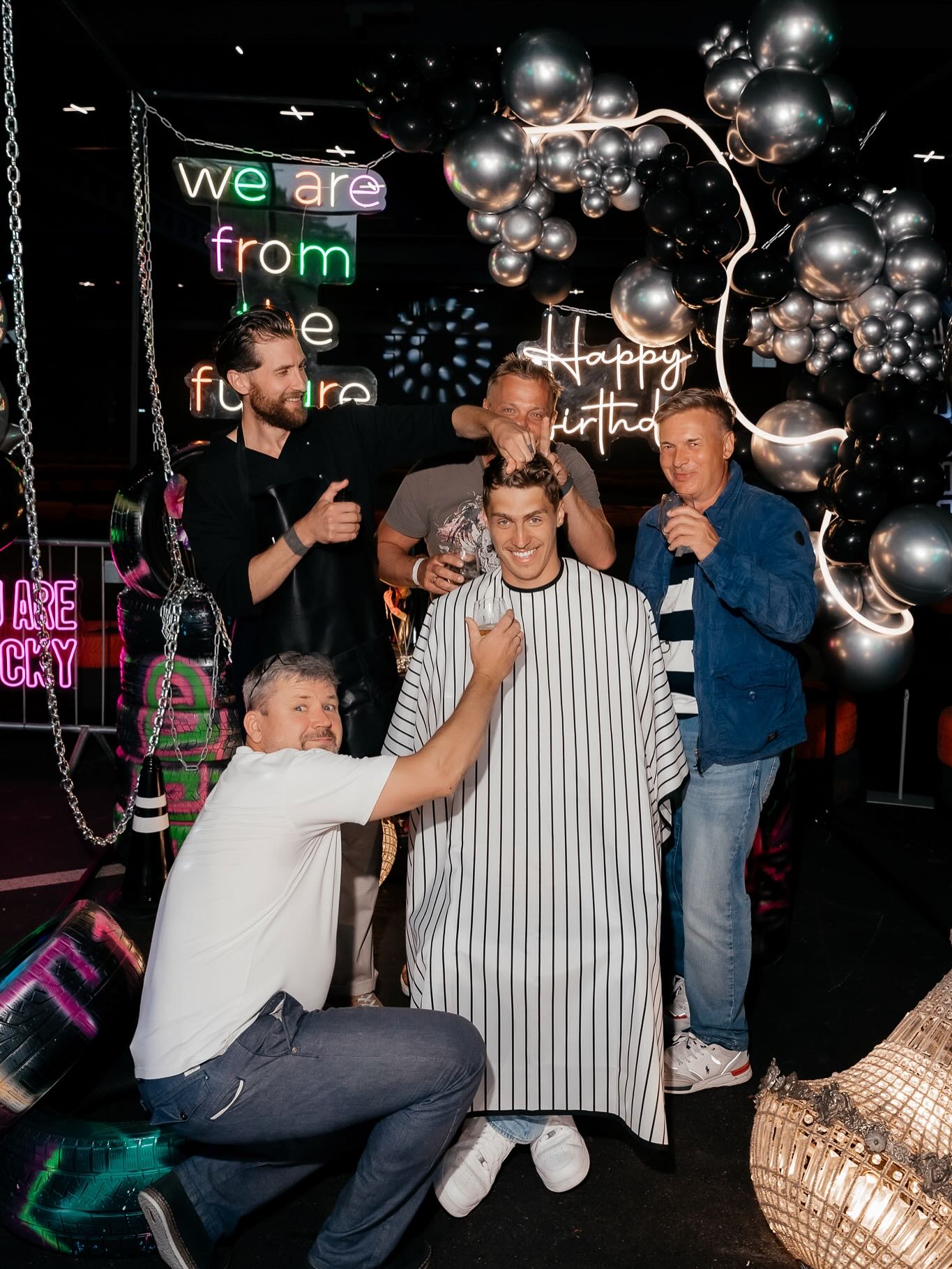 Ar jaudu, ātrumu un adrenalīnu – pārsteiguma ballīte Regnāram Drift Arēnā izvērtās par īstu piedzīvojumu! ⚡️🏎️
Foto- @kristabansandris_lv
#birthday #surprise #drift #eventdesigners #sarmantipasakumi #party