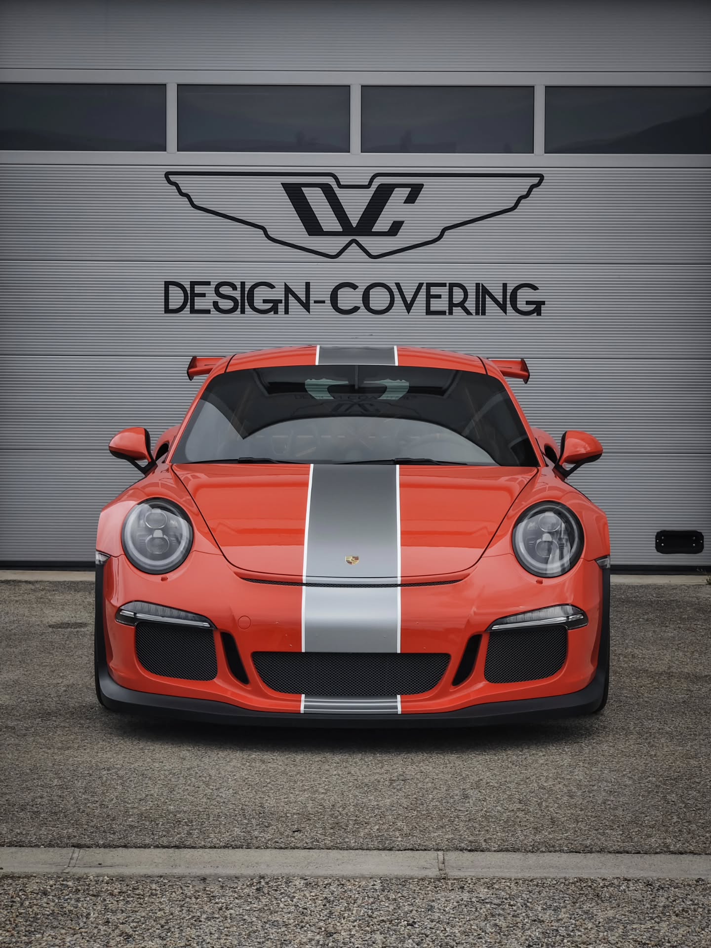 La 991 est assurément la génération de 911 la plus convoité. Ce superbe modèle GT3RS en Orange Fusion en fait parti, et ne totalise que... 260km 🤯
.
Ce orange fait immédiatement penser à la mythique General Lee, le client a voulu y faire un beau clin d'œil 😍 la bande gris satin vient quand à elle rehausser le look agressif. Ainsi que le pare-choc arrière en 992 look, et les rétroviseurs affiné grace au noir satin.
.
⬇️ Porsche 718 GT3RS ⬇️
✔️PPF pare-choc avant
✔️PPF pare-brise
✔️Déco sur mesure:
-portières 01 General Lee
-bande gris satin + filets blanc
-aileron PORSCHE + RS
-pare-choc arrière noir satin partiel
-rétroviseurs noir satin partiel
.
#car #cars #ppf #covering #wrapping
