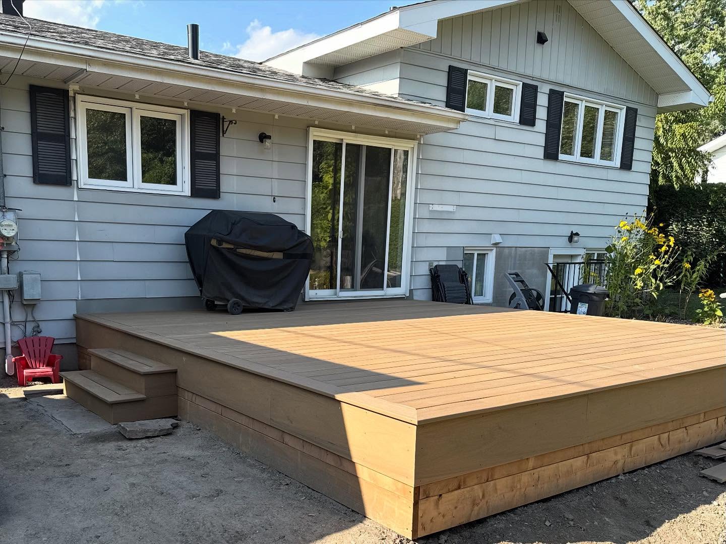 Création d’un nouveau deck en composite 16’x16’ pour une terrasse qui sera durable dans le temps. #constructionvcm #deck #terrassse #boiscomposite #durable