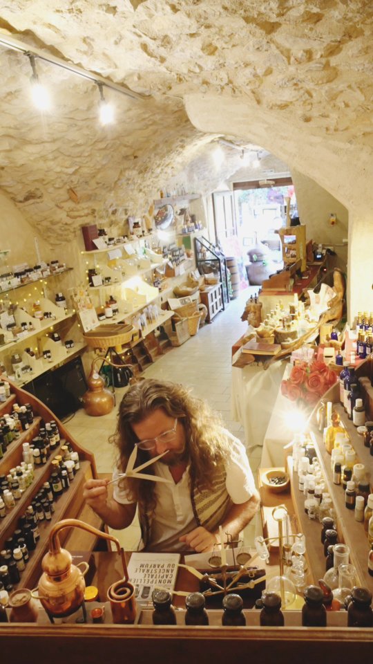 Dégustation olfactive en cours...
#naturalperfume #parfumnaturel #shariniparfumsnaturels #naturalfragrance #botanicalperfume #greenbeauty #perfumer