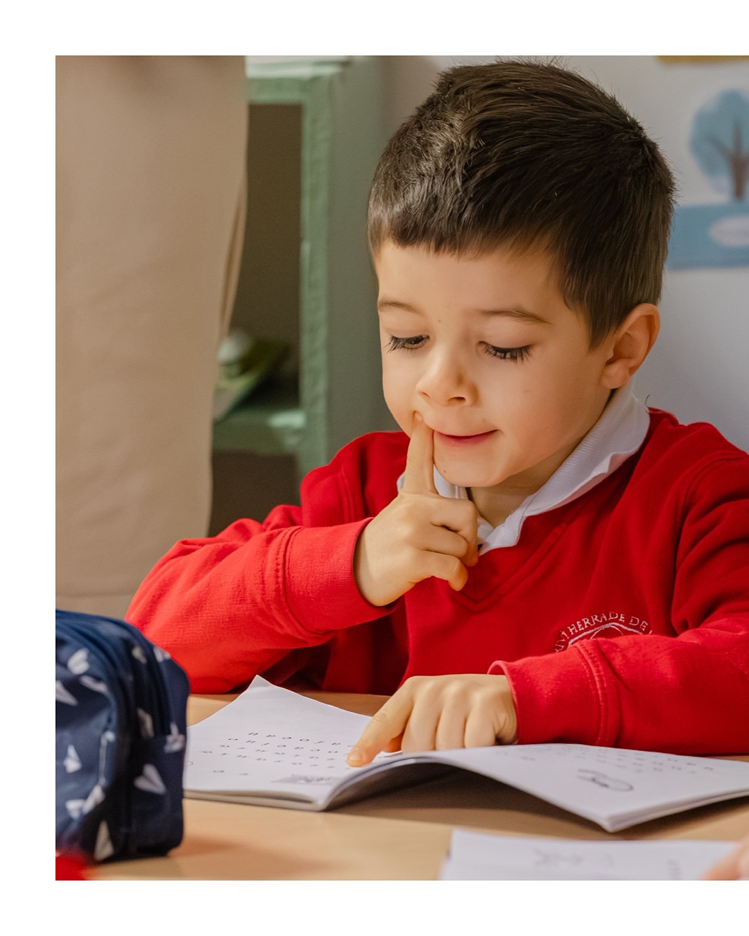 Nouveaux cahiers, nouvelle classe, nouvelles maîtresses!
C’est la rentrée au cours Herrade sous un soleil radieux!
Joyeux de leurs retrouvailles, sûrs de leurs bonnes résolutions pour l’année à venir, les élèves gagnent leur classe sous le regard bienveillant des abbés et de la directrice et... le regard ému et attendri de leurs parents.
Bonne année à tous avec sainte Cécile , notre sainte patronne de l’année !