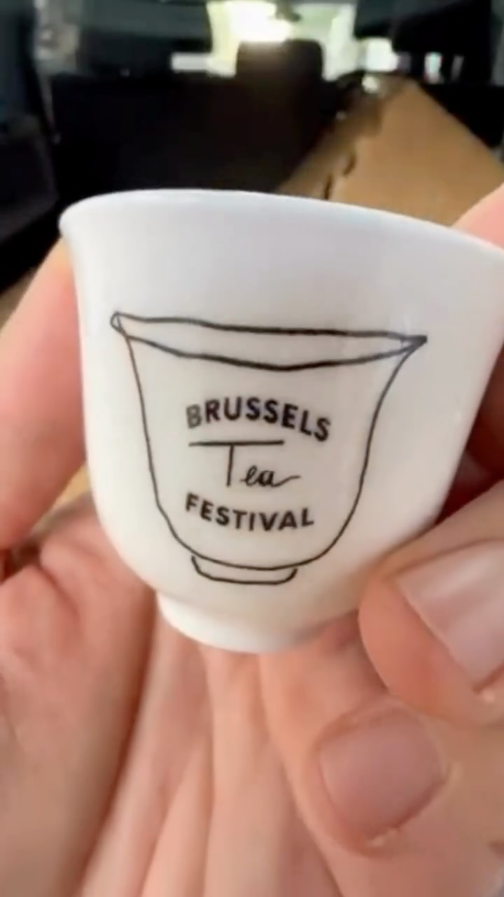 ✨ The official Brussels Tea Festival® cup has arrived ✨
Calling all collectors: it just landed at Moychay and it’s absolutely beautiful!
Thanks to @moychay.nl for generously offering it!
🫖 On September 28, with your ticket:
☑️ Free festival cup
☑️ Tastings from 45+ exhibitors
☑️ Free access to talks, workshops & Jeff Fuchs’ documentary
📅 Sunday, September 28, 2025 – 10 am to 6 pm
📍 Flagey – Brussels
🎟️ Get your ticket now!
—
✨ La tasse officielle du Brussels Tea Festival® est arrivée ✨
Avis aux collectionneurs : elle vient tout juste d’arriver chez Moychay et elle est magnifique !
Merci à @moychay.nl qui l’offre généreusement !
🫖 Le 28 septembre, avec votre billet d’entrée :
☑️ Tasse offerte
☑️ Dégustations auprès de plus de 45 exposants
☑️ Accès libre aux conférences, workshops et au documentaire de Jeff Fuchs
📅 Dimanche 28 septembre 2025 – 10h à 18h
📍 Flagey – Bruxelles
🎟️ Prenez votre place dès maintenant !
#BrusselsTeaFestival #BTF2025 #Flagey #CeciNestPasUnFestival #thisisnotafestival #BTF2025 #magrittespirit #EspritMagritte #TeaCollectors #Moychay