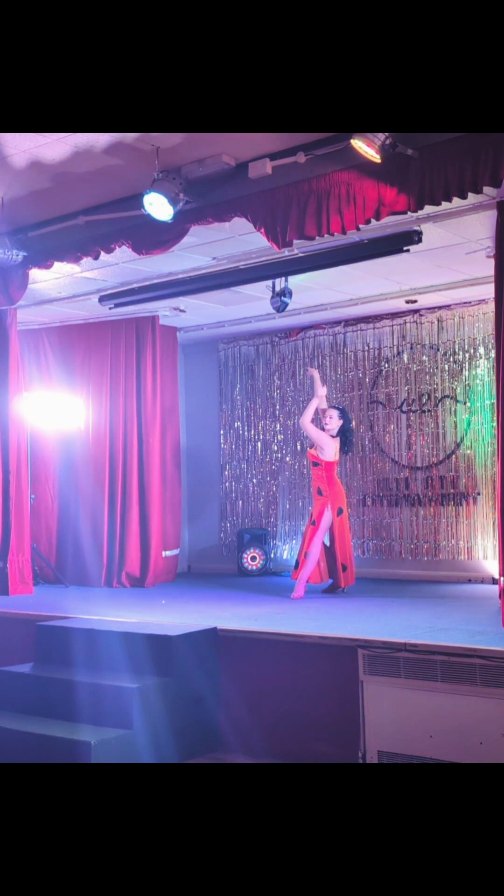 This was a quickie, a little filler I made, which turned out to be an act I would end up keeping, but now the costume is going through an upgrade ✨ 🦴🧡
#FlintstoneBurlesque #BedRock #YabbaDabbaDoo #RubyDWoo #BurlesqueShow #Cabaret #CosyCabaret #BurlesquePerformer