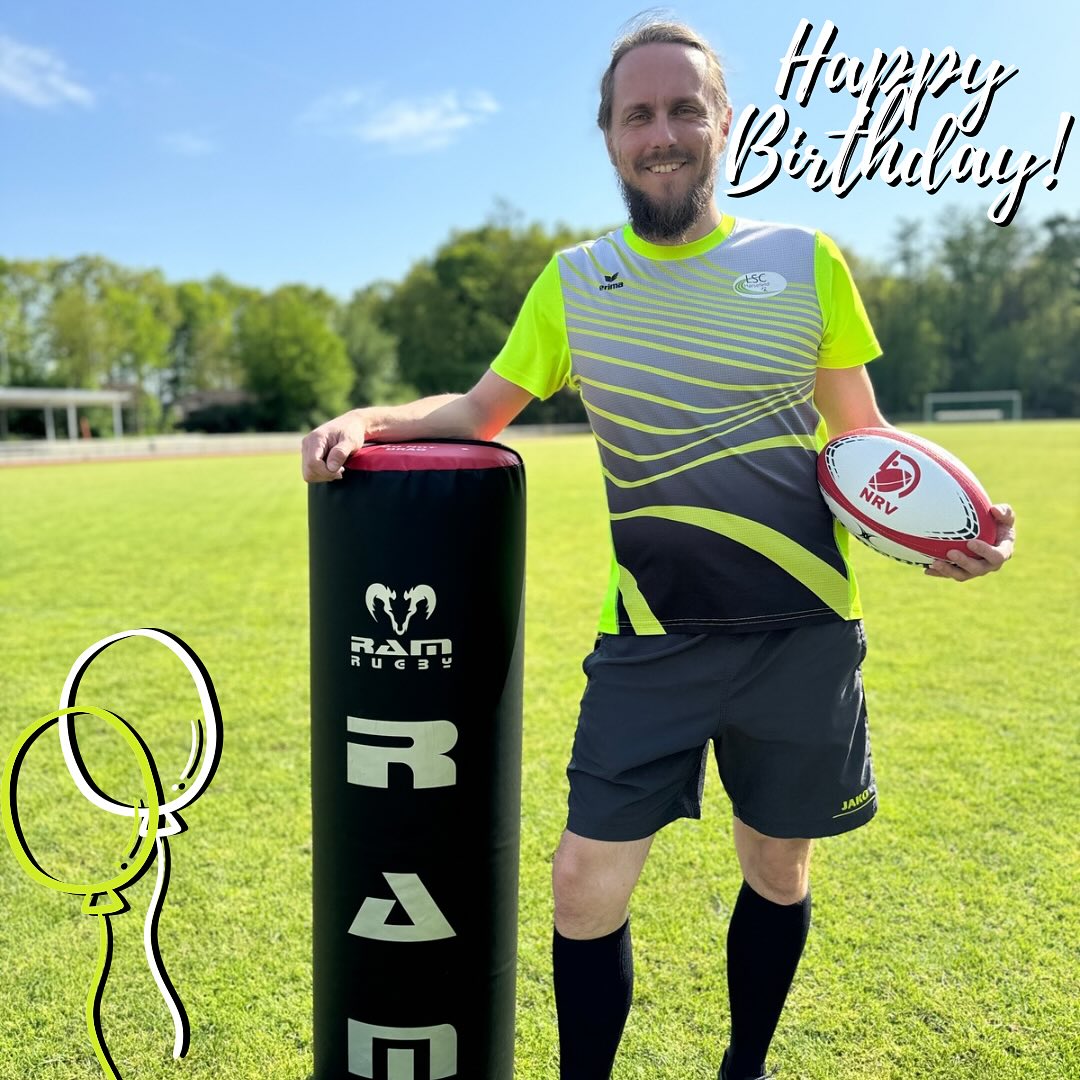 🎉🏉 Herzlichen Glückwunsch zum Geburtstag, Alex! 🏉🎉
Unser 1. Vorsitzender, der mit voller Leidenschaft unseren Verein führt – und gleichzeitig ein Trainer, der seine Rugby-Gruppen immer mit Energie, Herz und Motivation begleitet. 💪🔥
Danke für dein unermüdliches Engagement, deine Zeit und dafür, dass du den Verein und das Team immer voranbringst! 🙌
Wir wünschen dir ein starkes, gesundes und glückliches neues Lebensjahr – voller Teamgeist, Erfolge und schöner Momente! 🏆🥳🍀
Dein LSC Team💚
#HappyBirthday #RugbyFamily #Verein #Vorstand #Trainer