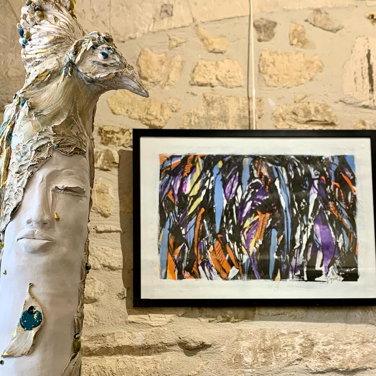 Au premier plan, la « Chamane Paon », grès d’Agnès Delettre Durand
Au mur « Yuccas » , Acryliqye et Encre de Chine, encadré 50x 70cm, à retrouver dans la rubrique Nature is your love de ma galerie en ligne www.jgrimo.com
#femmeartistepeintre #JgriMo #artexhibition #contemporarypainting #maussane #contemporaryart #contemporaryartist #provencealpescôtedazur #seekinspirecreate