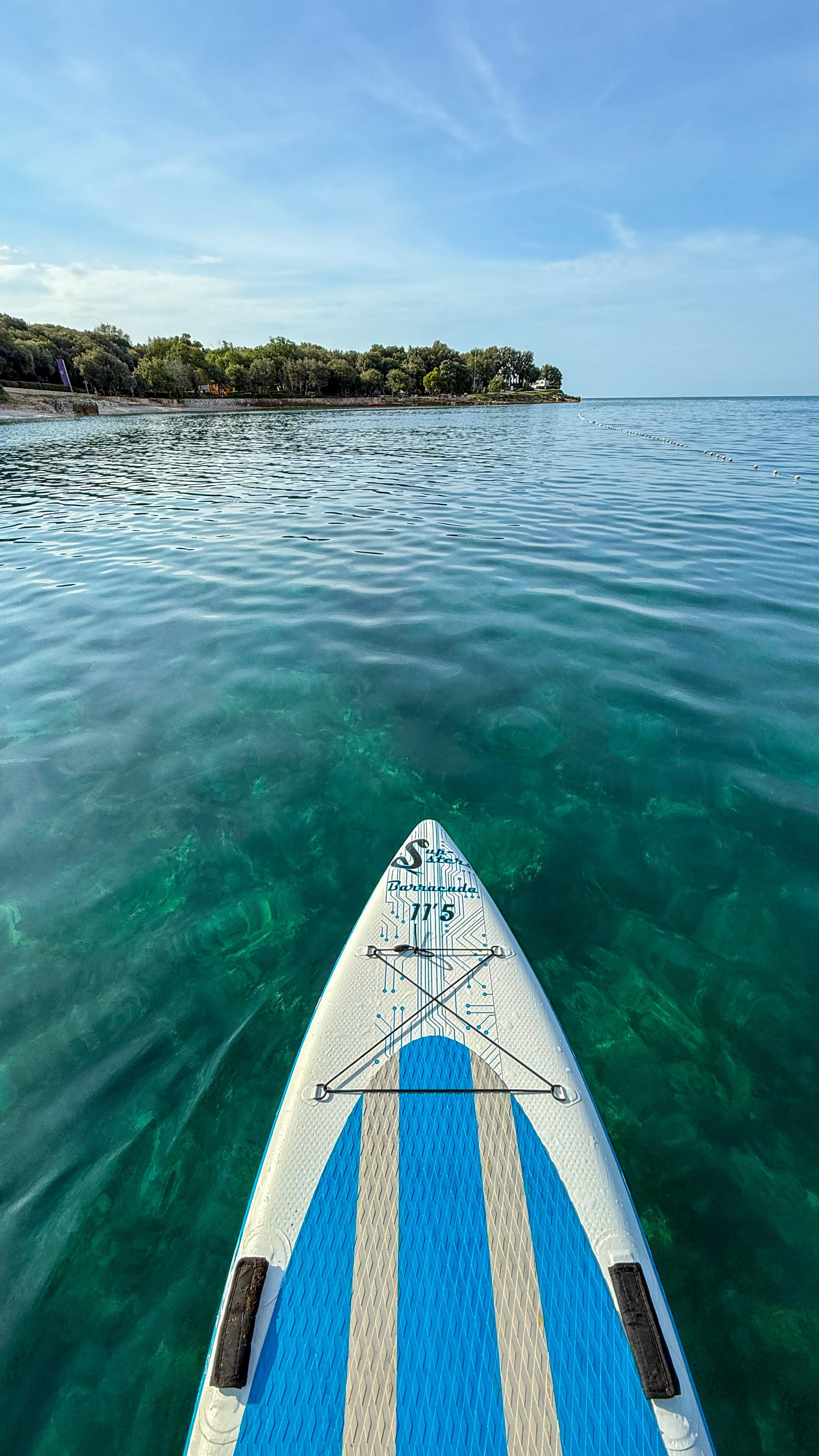 S l o w m o r n i n g 🐟 Normalerweise sind wir selten länger als zwei Nächte am selben Ort und eher auf kleinen Stellplätzen als auf riesigen Campingplätzen, aber momentan genießen wir es sehr, unser kleines Zuhause nur weniger Meter vom Meer entfernt aufgebaut zu haben und jeden Tag in der Früh einfach das Standup Paddle Board schnappen zu können. Und das obwohl @monperin definitiv der größte Campingplatz ist, auf dem wir je waren. 😅
.
.
.
.
.
#vanlife #campinglife #standuppaddling #goodmorningcroatia #happyme #slowmornings