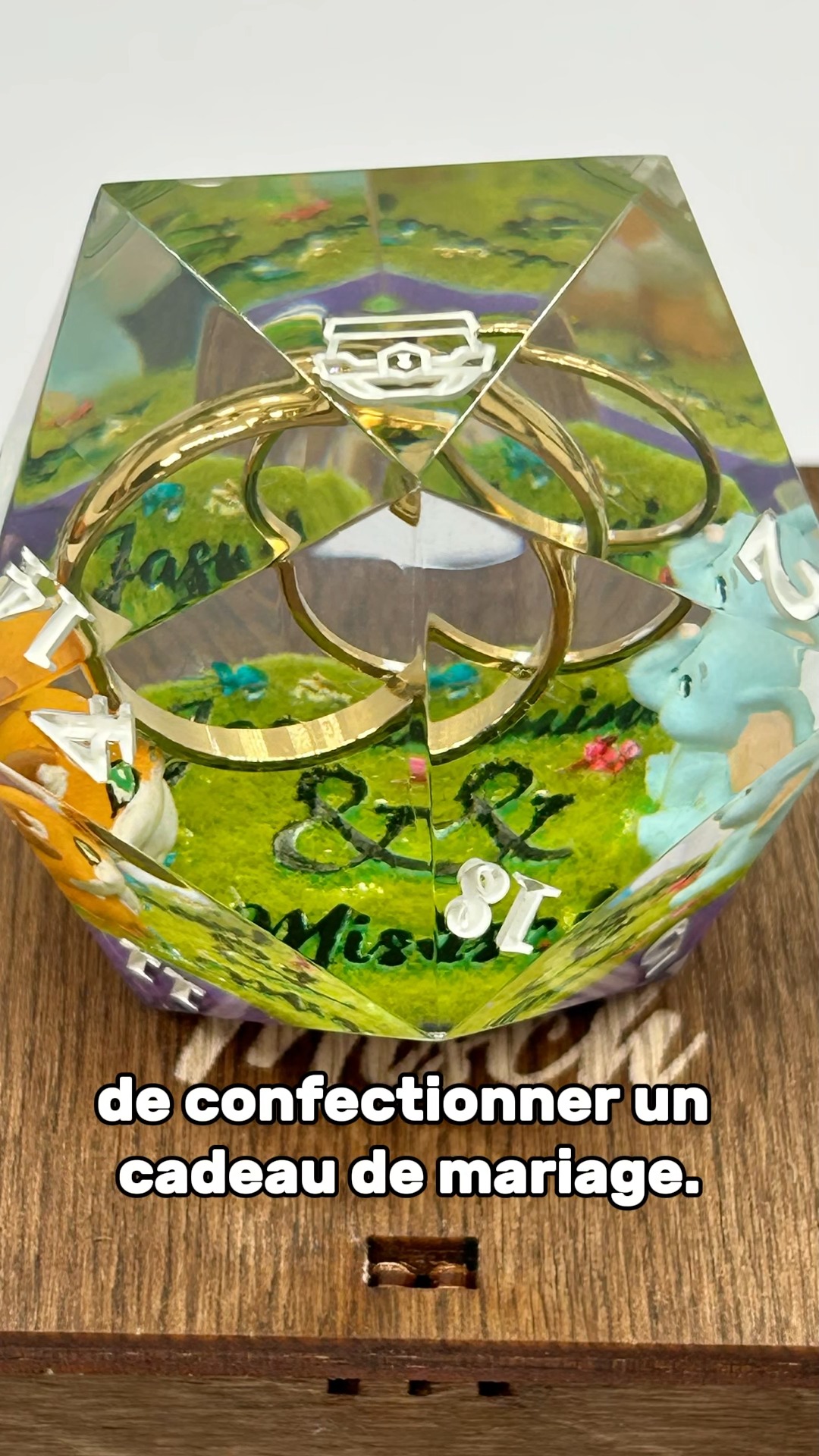 Il y a quelque temps, une personne est venue nous voir avec une commande un peu particulière…
Ses deux amis allaient se marier. Lui, passionné de jeu de rôle, avait commencé à initier doucement sa future femme à cet univers.
Pour marquer leur union, la commande était claire : créer un dé unique, dans lequel un renard et un éléphant tiendraient les alliances.
Leurs deux animaux favoris, réunis dans un symbole d’engagement.
On s’est mis au travail, entre modélisation, essais et pas mal d’émotion. Et on est très fiers du résultat.
C’était notre tout premier cadeau de mariage artisanal, et on n’est pas prêts de l’oublier.
Alors, beaucoup de bonheur à Jasmine et Misch, et un grand merci à leur ami pour sa confiance 🧡
#cadeaudemariage #customdice #mariage #wedinggift
#dicegoblin #lalooterie #artisanat #jdr #resine #handmade #pourtoi #faitmain #dnd #dés #dice #dnd5e