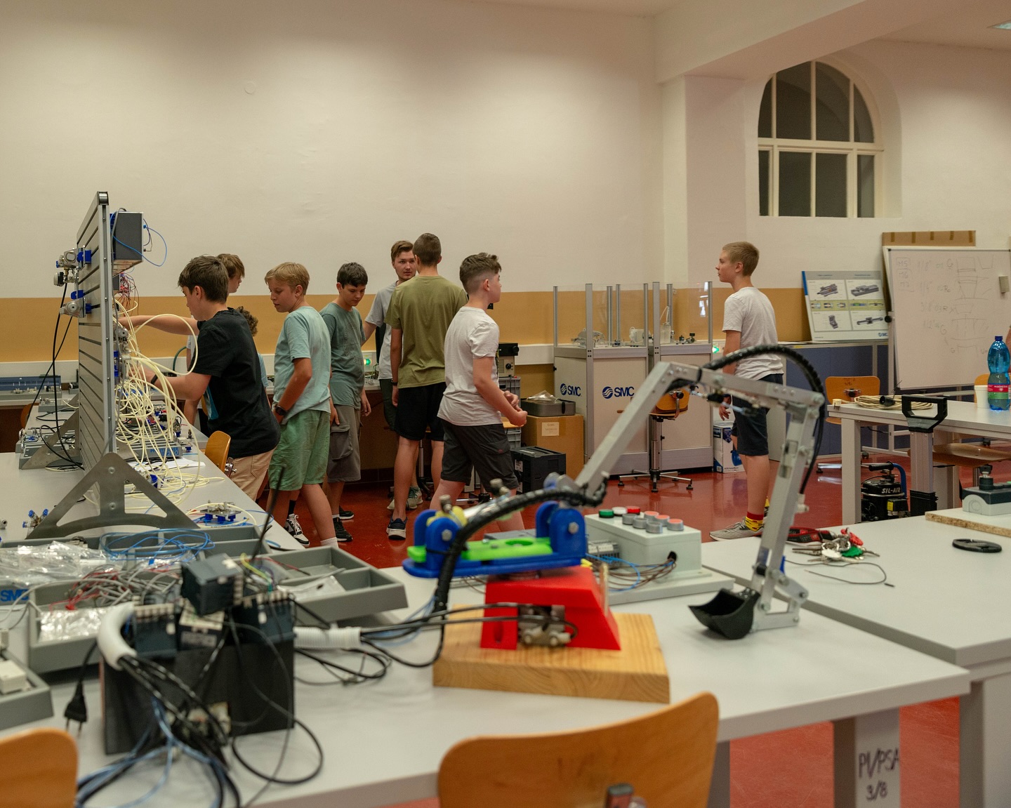 📬Pohľadnice z Leta na Fajnorke🔩 Aj tento rok sa na našej škole uskutočnil tradičný tábor Leto na Fajnorke. Žiakom základných škôl priniesol jedinečnú príležitosť nahliadnuť do sveta techniky, vyskúšať si prácu s technológiami a bližšie spoznať prostredie našej strednej školy.🤹♀️ Veľmi si vážime kreativitu a nadšenie všetkých účastníkov, ako aj pomoc našich žiakov a absolventov. Už teraz sa tešíme na ďalší ročník a nové stretnutia!🟧⬜️🟧⬜️#somfajnorak #fajnorka #spss #strojarina #strojar #technika #engineering #mechanicalengineering #inzinier #letnytabor #pohladnice #zakladnaskola #strednaskola #technika #bratislava