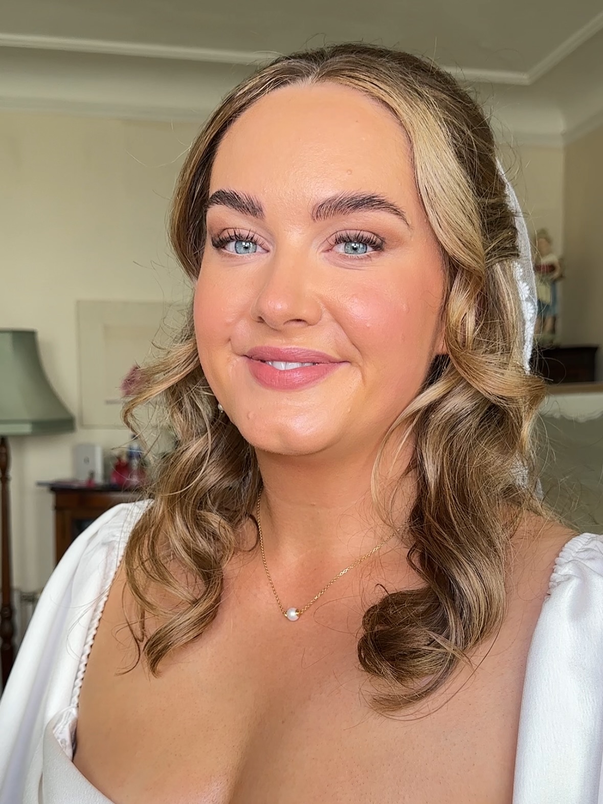 ✨LYNSEY✨
That “just about to be married” glow looks even better with soft curls + radiant skin. Forever obsessed with this bridal beauty! 👰🏼♀️
Lynsey was an absolute dream bride, and it was such an honor to create this look for her special day. 💕
Thank you for having me @lynseycgr ✨
Wedding Makeup Artist
Award Winning Makeup Artist
Scottish Makeup Artist
Glasgow Makeup Artist
West of Scotland Makeup & Hair
Isle of Arran
Wedding Makeup
Bridal Makeup
Bridal Party Makeup
Bridesmaid Makeup
Beauty Makeup