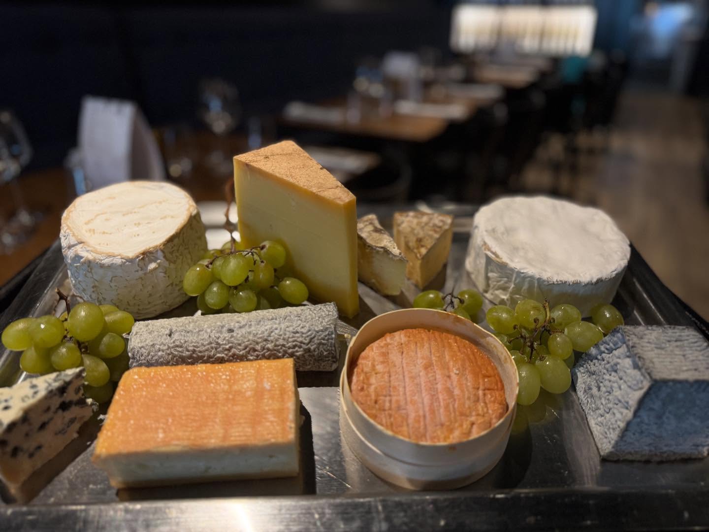 🧀✨ 𝐋𝐚 𝐬𝐞́𝐥𝐞𝐜𝐭𝐢𝐨𝐧 𝐝𝐞 𝐟𝐫𝐨𝐦𝐚𝐠𝐞𝐬 𝐝𝐮 𝐏’𝐭𝐢𝐭 𝐌𝐚𝐱
Découvrez notre 𝙨𝙚́𝙡𝙚𝙘𝙩𝙞𝙤𝙣 𝙙𝙚 𝙛𝙧𝙤𝙢𝙖𝙜𝙚𝙨, soigneusement choisie pour ravir vos papilles et partager des moments gourmands.
📍 Disponible dans nos 3 établissements :
- Au P’tit Max – Place d’Armes
- Au P’tit Max – Kirchberg
- Au Bistrot du P’tit Max
👉 Parfait à partager entre amis, en famille… ou à savourer rien que pour soi 😉
#selectiondefromages #AuPtitMax #luxembourgfood #foodielife #gourmandise