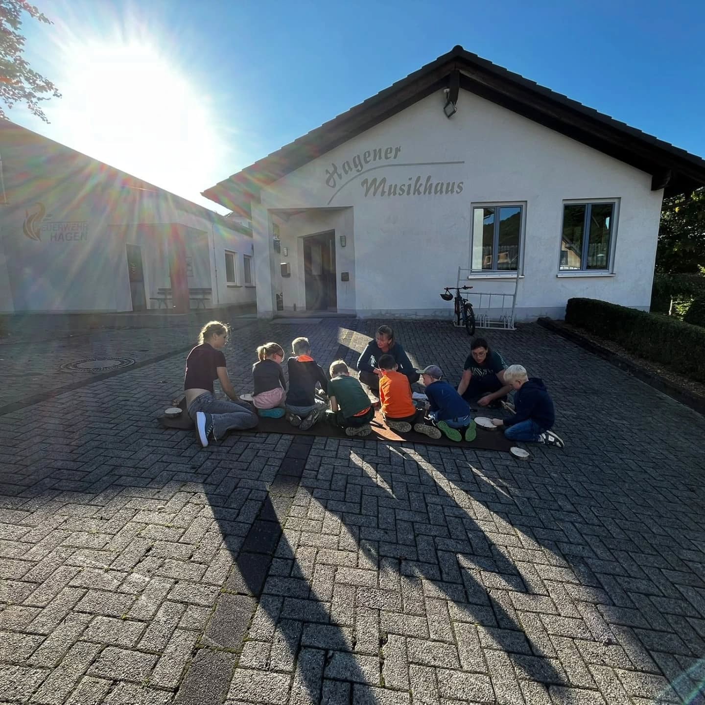 Musikhaus Kids 🎊
Nach einer Sommerpause ging es heute wieder los 💪🏼
Bei gutem Wetter haben wir aus einer Holzscheibe,
Hammer & Nägel
sowie einer Murmel "Nagelorgeln" gestaltet 🛠
➡️Was das ist? Schaut durch die Fotos.
Freut euch schon jetzt auf den nächsten Termin:
Mittwoch, 08.10.2025 von 17.00-18.00 Uhr
