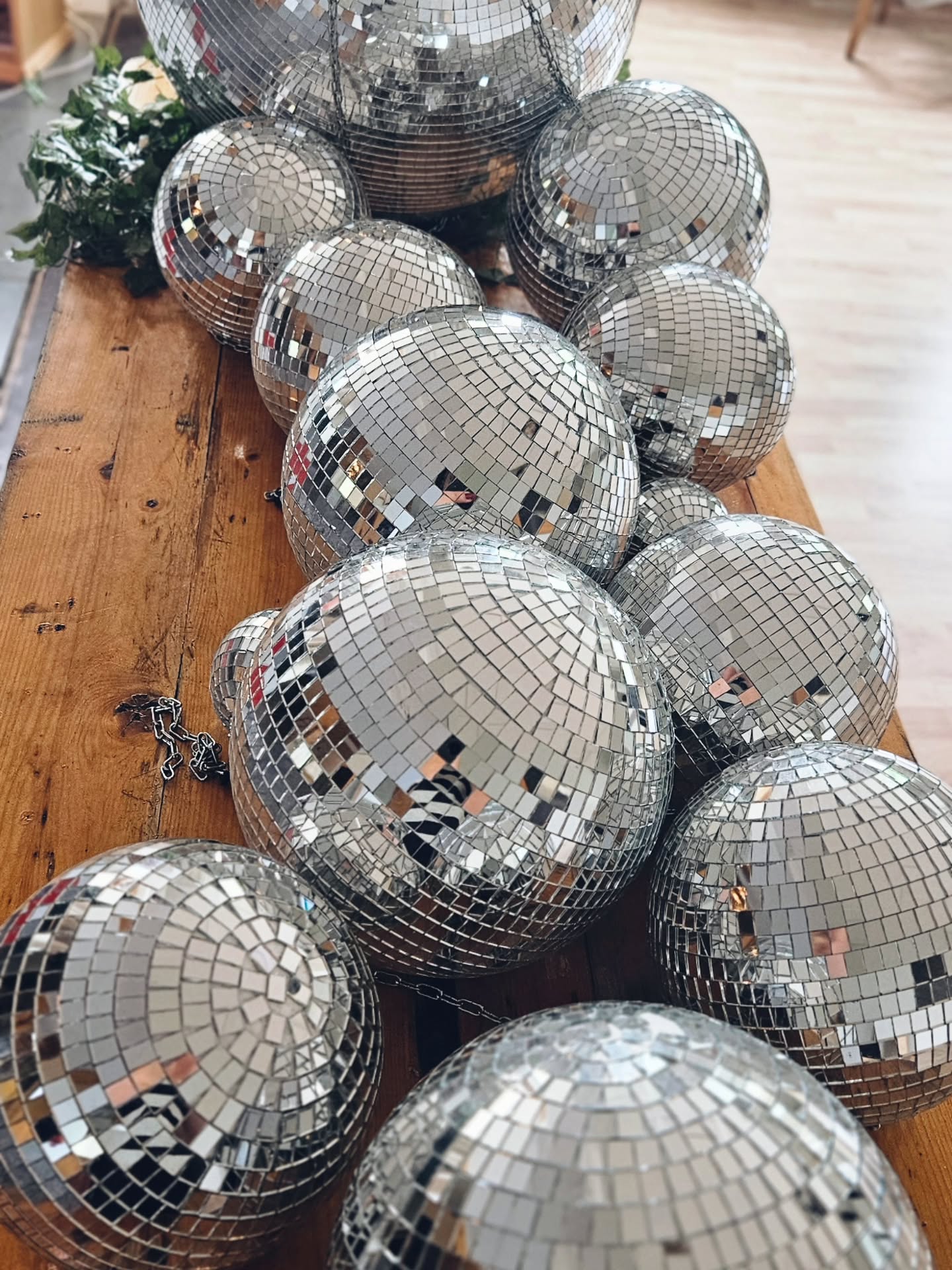 Bröllopssäsongen 2025 är officiellt över! Och vilken säsong vi haft - TACK till alla våra underbara brudpar för att vi fått vara en del av alla kärlekshelger ❤️🔥
Discokulorna har garanterat fått se en hel del denna sommar 💃🥂 Så nu får dom vila i förrådet tills det är dags att putsa speglarna inför nästa sommar igen 🪩🪩🪩
.
.
.
#vassbovandrarhem #vassbologiochevent #bröllopidalarna #hyradiscokulor #bröllopsfest #stfturist #visitdalarnasweden #bröllopsweekend #bröllopsplanering #bröllopslokal #bröllop2025 #bröllop2026 #brölloppåvassbo #kryddgården #kryddgårdenvassbo #eventuthyrning