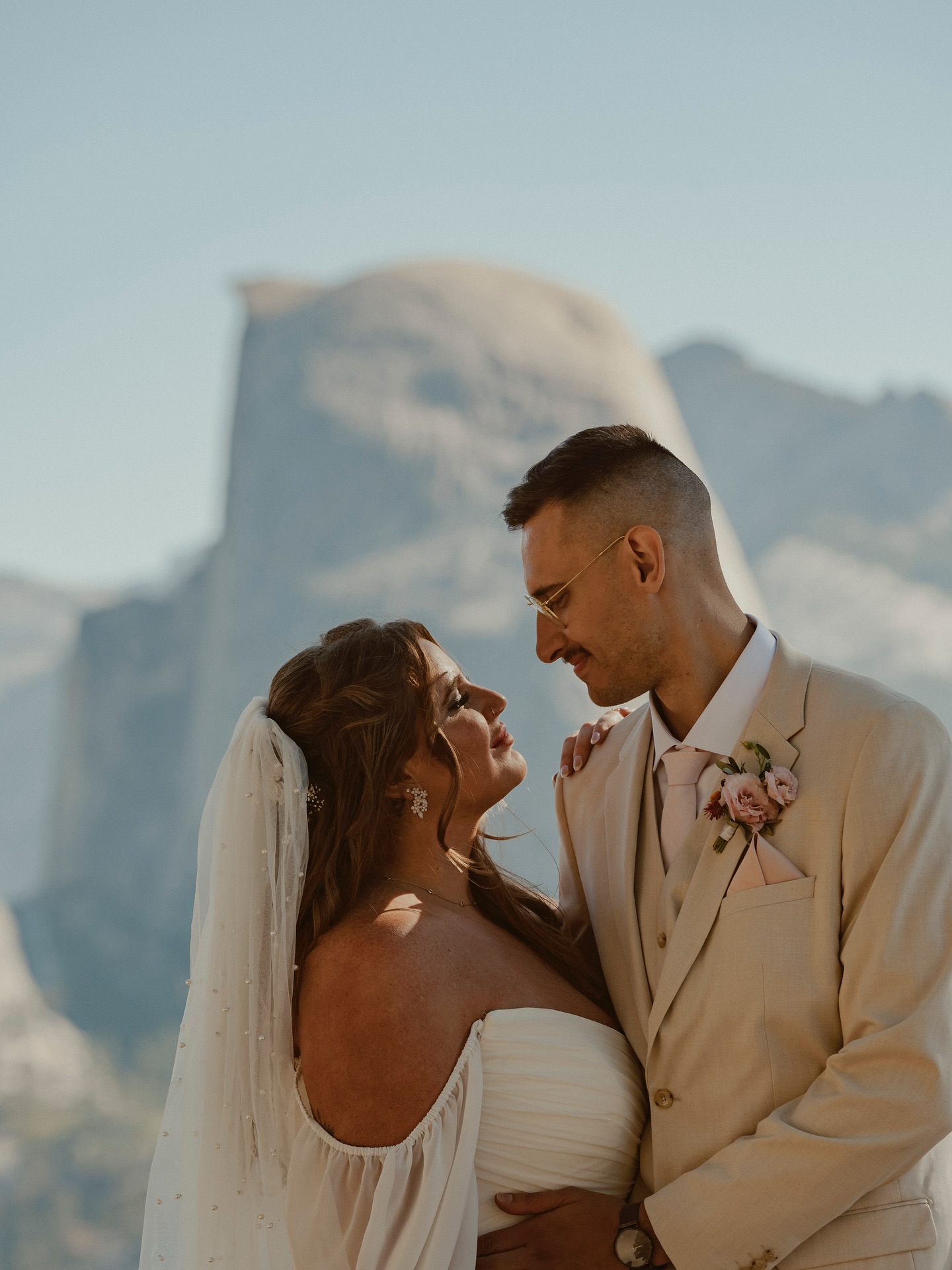“Hi Melanie, I just want to say thank you sooo much for making me into a beautiful queen on my special day. My hair and makeup - incredible!!! I can’t thank you enough 🥹”-Gina P.
.
.
.
Photo:@storybookphotography
HMUA:@yosemitemakeupandhair
#clientlove #weloveourclients❤️ #awardwinningbridalmakeupartist #awardwinningbridalhair #yosemitemakeupandhair