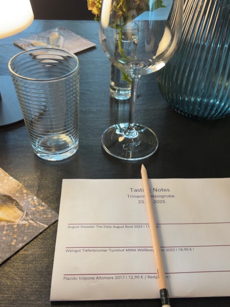 Zwei Geburtstage – zwei Weinproben, ein Genuss 🍷✨
In den letzten drei Wochen durften wir gleich zwei wunderbare Weinproben begleiten!
Zuerst bei der fröhlichen Geburtstagsparty von Kerstin 🎉 – mit toller Stimmung, feinen Weinen und leckerem Antipasti als Begleitung. Vielen Dank liebe Kerstin, dass wir Teil deines besonderen Tages sein durften. 🍷
Kurz darauf folgte ein ganz besonderes Geburtstagsgeschenk für unseren lieben @sandrotomac 🥂. Auch hier sorgten edle Tropfen und köstliches Antipasti für einen rundum genussvollen Abend. Danke Sandro – es war uns eine Freude! 🙌
Solche Momente zeigen uns immer wieder, wie sehr Wein verbindet und für unvergessliche Erlebnisse sorgt. ❤️
#trinavino #weinprobe #geburtstag #antipasti #weingenuss #gemeinsamgenießen #sinamertz #tiefenbrunnerwinery #petersölvawinery #schlumbergerbernhart #auguskesseler #forsterwinzerverein #bodensee #meckenbeuren