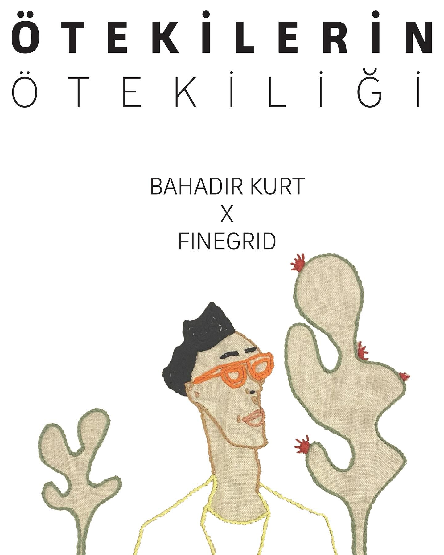 Sevgili dostlar,
FineGrid’in Brooklyn’de başlayan yolculuğu, 2.5 yıl önce Ayvalık’taki Dam’a taşınmasıyla birlikte daha dinamik bir sürece evrildi. Kuruluş amacımıza adım adım yaklaşarak üretim ve çalışma biçimimizi geliştirdik. Dam’ın avlusu bize ilham verdi; 1.5 yıldır düzenlediğimiz Pat Dükkan günleriyle sizlerle buluşmaya devam ettik.
Şimdi ise çok heyecan duyduğumuz yeni bir adımı paylaşmanın mutluluğu içindeyiz!
Pat Dükkan’ın vesile olduğu tanışmamızla sevgili sanatçı Bahadır Kurt ile işbirliği içinde ilk Pat Sergi’mizi hazırlıyoruz. Bahadır, iç dünyasını ve mizahi çizgisini FineGrid’in kara tezgâhta dokunmuş kumaşlarına aktarıyor.
Bahadır Kurt’un figürleri, deformasyon aracılığıyla kimlik ve ötekileşme temalarını işler. Kırılganlıkla mizahı buluşturan bu karakterler, FineGrid’in kumaşlarında yeni bir yüzey ve ifade kazanıyor.
Ötekilerin Ötekileri sergisini 17–21 Eylül tarihleri arasında görebilir, Bahadır’la tanışabilir ve onun renkli dünyasına ortak olabilirsiniz.
📍 Yer: 13 Nisan Cd. No:85
✨ Açılış: 17 Eylül 2025, 17.00