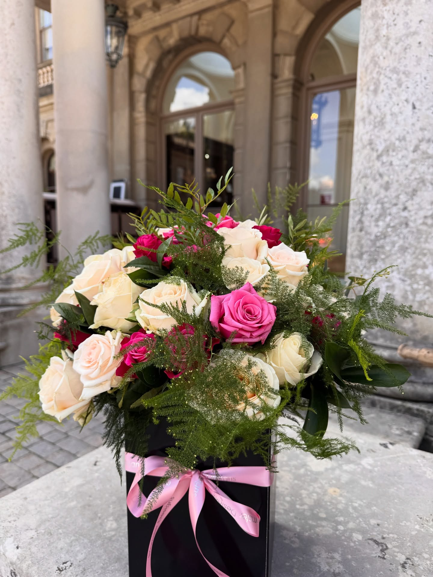 Love roses 🌹 then you will fall in love with this beautiful bouquet ❤️❤️❤️
#blomsterdekoratör #blomsterflowers #blomsterdesignsflowers #florals