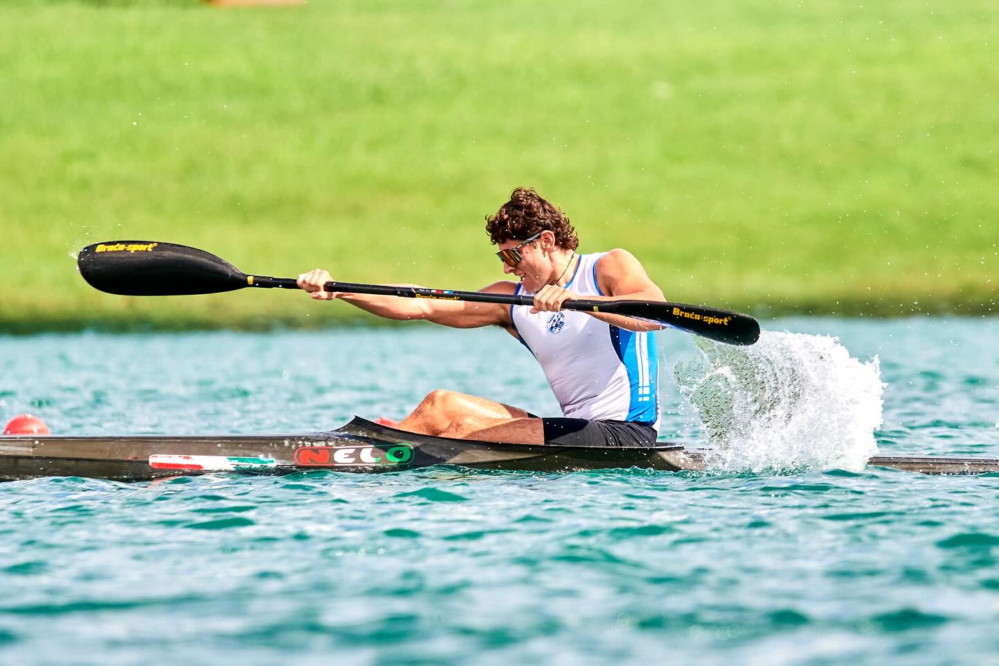 Dal 29 al 31 Agosto si sono tenuti all’Idroscalo di Milano i Campionati Italiani Velocità Senior e Master + Gara nazionale Ragazzi.
Jacopo Dalla Rosa conquista il titolo italiano non militare nella gara del K1 1000m Senior mentre il K4 Ragazzi formato da Marco Pirovano, Manuel Ginocchi, Edoardo Urrico e Riccardo Pontis (c.n. Oristano) si classifica al 3º posto sulla distanza dei 200 metri.
Buoni risultati da parte anche dei Master, Fabio Crenna si classifica 3º nella gara del K1 500m Master B e 2º nella gara del K1 200m Master B, mentre Renato Canzanella conquista la medaglia d’argento nel K1 500m Master E.