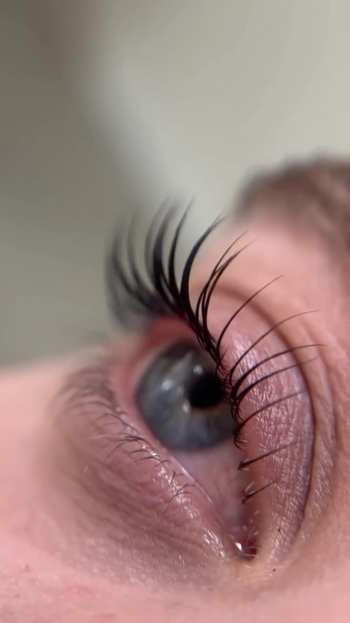 Tijdens de Lash Lift behandeling voegen wij een extra stap toe, namelijk Lash Botox. Deze speciale botox bevat ingrediënten zoals keratine en peptiden. Hierdoor worden de wimpers intensief gevoed, verzorgd én gehydrateerd voor sterke en glanzende wimpers.
Wil jij extra lang plezier hebben van jouw Lash Lift? Gebruik een verzorging, zoals het Repair Serum van Mrs.Highbrow, om dagelijks je wimpers te hydrateren voor optimaal resultaat na de Lash Lift. Het Repair Serum shop je in de salon voor €28,95.