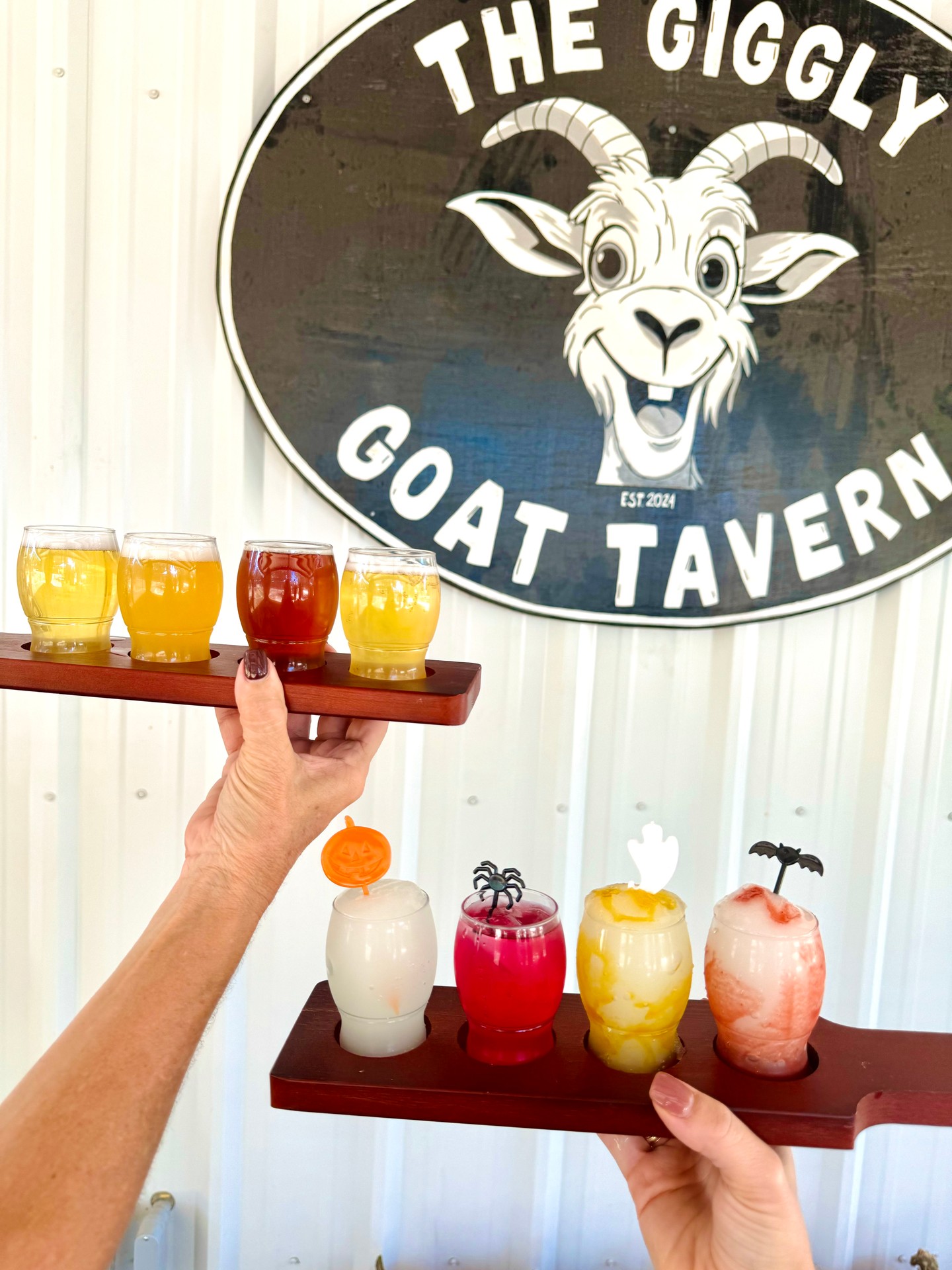 Coming to the farm in just two weeks, y'all.. 💐🎃🍻
Our Fall Kick-Off Sale ends TONIGHT (while tix last)
devineacresfarm.com/fall-admission