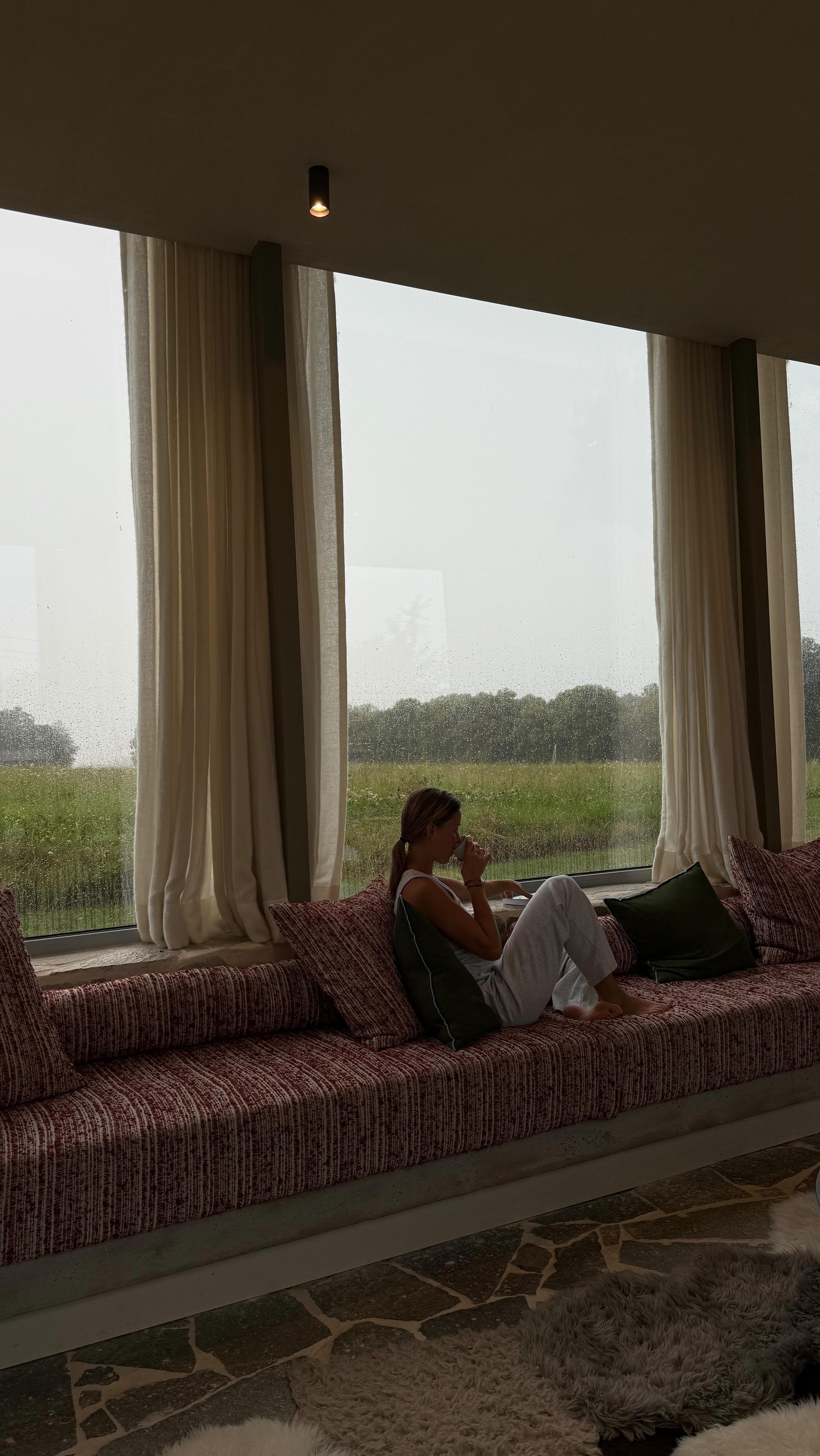 Phones down, fire on, slow mornings.
Maison Oscar, Rochefort, Ardennes.
16 guests • sauna • daily breakfast included.
Share with the group chat.