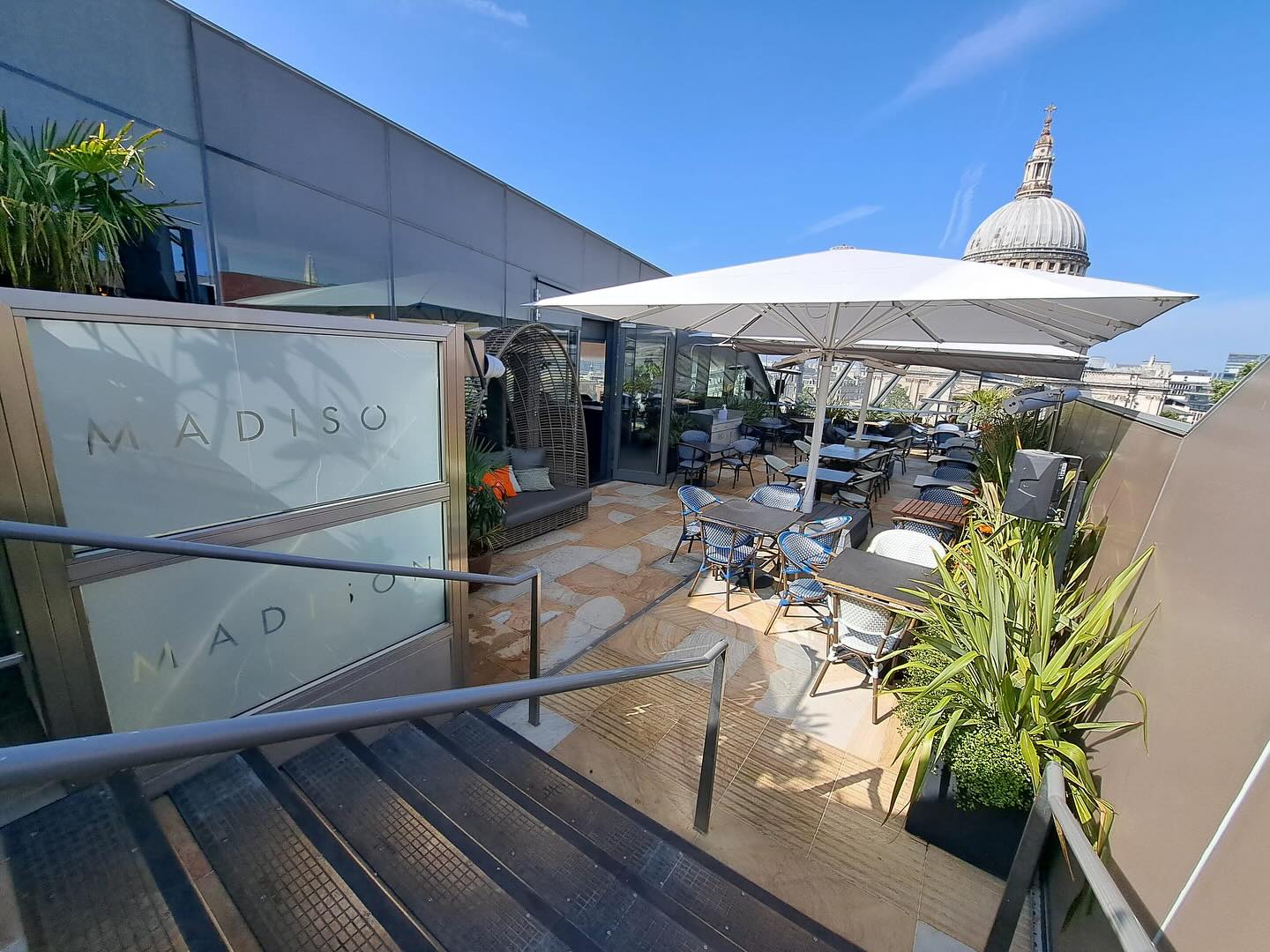 The start of Autumn is upon us and we are preparing our customer’s sites with cover solutions so their outdoor spaces can be enjoyed all season, come rain or shine.
Our large umbrellas can have rain gutters fitted between them, helping to channel water away creating shelter for your whole terrace and paired with lights, heaters and outdoor speakers will create the ultimate autumnal alfresco experience.
#largeumbrella #umbrella #jumboumbrella #giantumbrella #hospitality #hospitalitydesign #restaurantdesign #restaurantterrace #bardesign #rooftopbar #rooftopgqrden #alfresco #autumn #diningalfresco