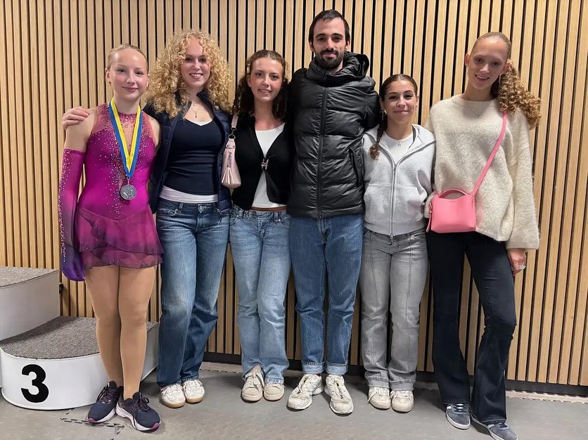 Fin åkning av Nina, Leona, Lilly, Ester, Sofia och Hedda i säsongens första tävling i Nationella serien! ✨
Nationella serien är Sveriges högsta tävlingsklass i singelåkning för Senior, Junior och Ungdom 16 – där de bästa åkarna i landet möts. 🇸🇪⛸️
Extra grattis till Hedda och Leona som tog varsin 🥈 i Ungdom 16 respektive Junior Damer – vilken start på säsongen! 💪💜
#nationellaserien #konståkning
