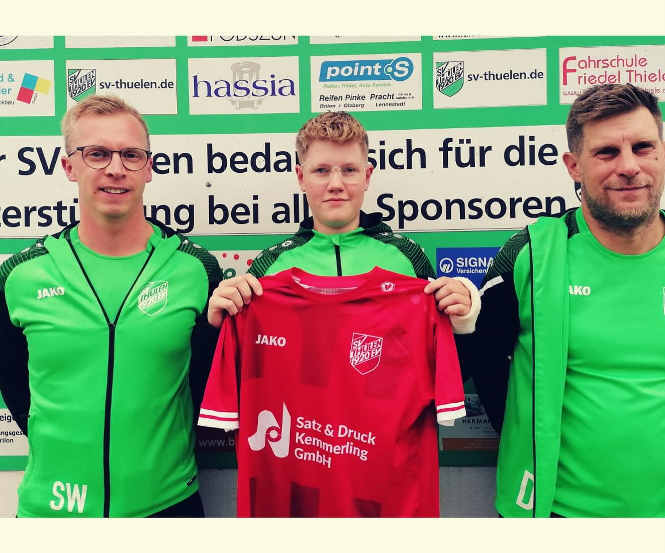 Torfrau aus eigener Jugend verstärkt SVT-Damen
Nach zehn externen Zugängen konnte man mit Johanna Hoppe auch eine Spielerin aus der eigenen Jugend für die Damenmannschaft gewinnen.
Sie komplettiert damit den Zugang von insgesamt elf neuen Spielerinnen im grün-weißen Dress.
Johanna hat mit knapp 8 Jahren mit dem Fußball spielen begonnen.
Sofort war klar, dass sie sich zwischen den Pfosten am Wohlsten fühlt. Sie entwickelte sich schnell zur Stammkeeperin unter JSG-Trainer Björn Rink.
Bei der SG Thülen-Rösenbeck-Nehden durchlief sie bis zum Sommer letzten Jahres bis zur C-Jugend alle Jugendmannschaften bei den Jungs.
Nach einem Jahr Fußballpause wagt die 17-Jährige nun den ganz großen Schritt und ist ab sofort Teil des Westfalenligisten.
Hier wird sie hinter Gesa Schulte den Posten der zweiten Torfrau übernehmen und sich im Training an das Niveau im Damenbereich herantasten. Unter Torwarttrainer Jürgen Hermann hat sie schon gute Ansätze gezeigt, muss aber aufgrund einer Handverletzung aktuell pausieren.
Johanna, die im Nachbarort Rösenbeck wohnt, absolviert aktuell eine Ausbildung zur Garten- und Landschaftsbauerin.
Ihre Mutter Beatrix Hoppe (geb. Bohle) und ihre Tante Cornelia Bohle gehörten übrigens zu den Gründungsmitgliedern der Thülener Fußballdamen aus dem Jahr 1996. Beide waren lange Bestandteil der „Thülener Teufel“.
Die Mannschaft vom Trainerduo Werth/Heinke heißt Johanna herzlich willkommen und freut sich auf die gemeinsame Zeit auf und neben dem Platz.