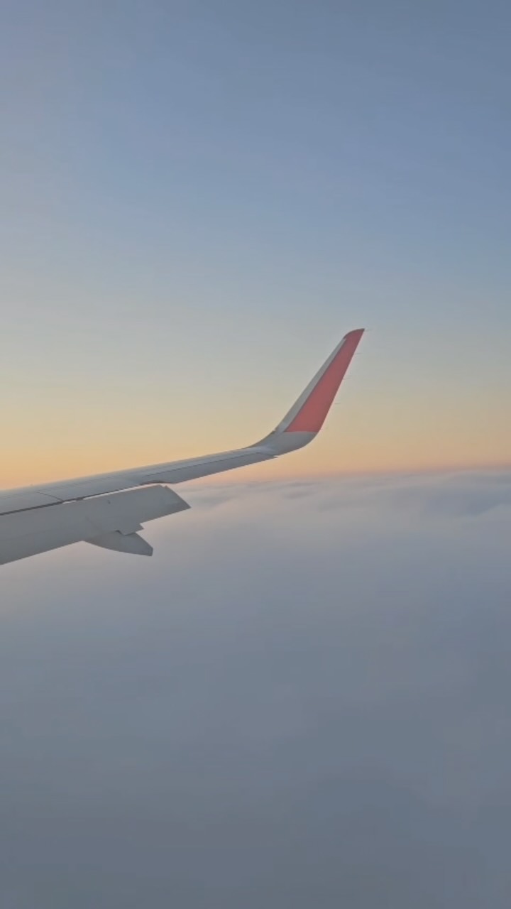 💭☁️ “Descer é lembrar que até os sonhos tocam o chão.”
👉 Marque o @ de alguém que precisa sentir essa vibe! ✨
#aviationlovers #avgeek #travelvibes #aviation #aviação #nuvens #airbuslovers