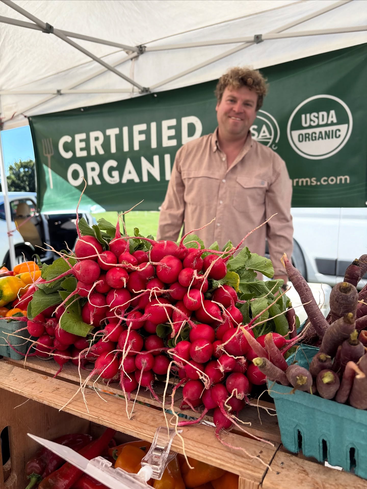 🌽🥕 Weekend Market Lineup! 🍅🌻
Find us at the @palatinefarmersmarket this Saturday 7am-1pm and the @farmersmarketatd on Sunday 20am-2pm. Stock up on fresh, local, organic goodness straight from our fields. See you there! ✨