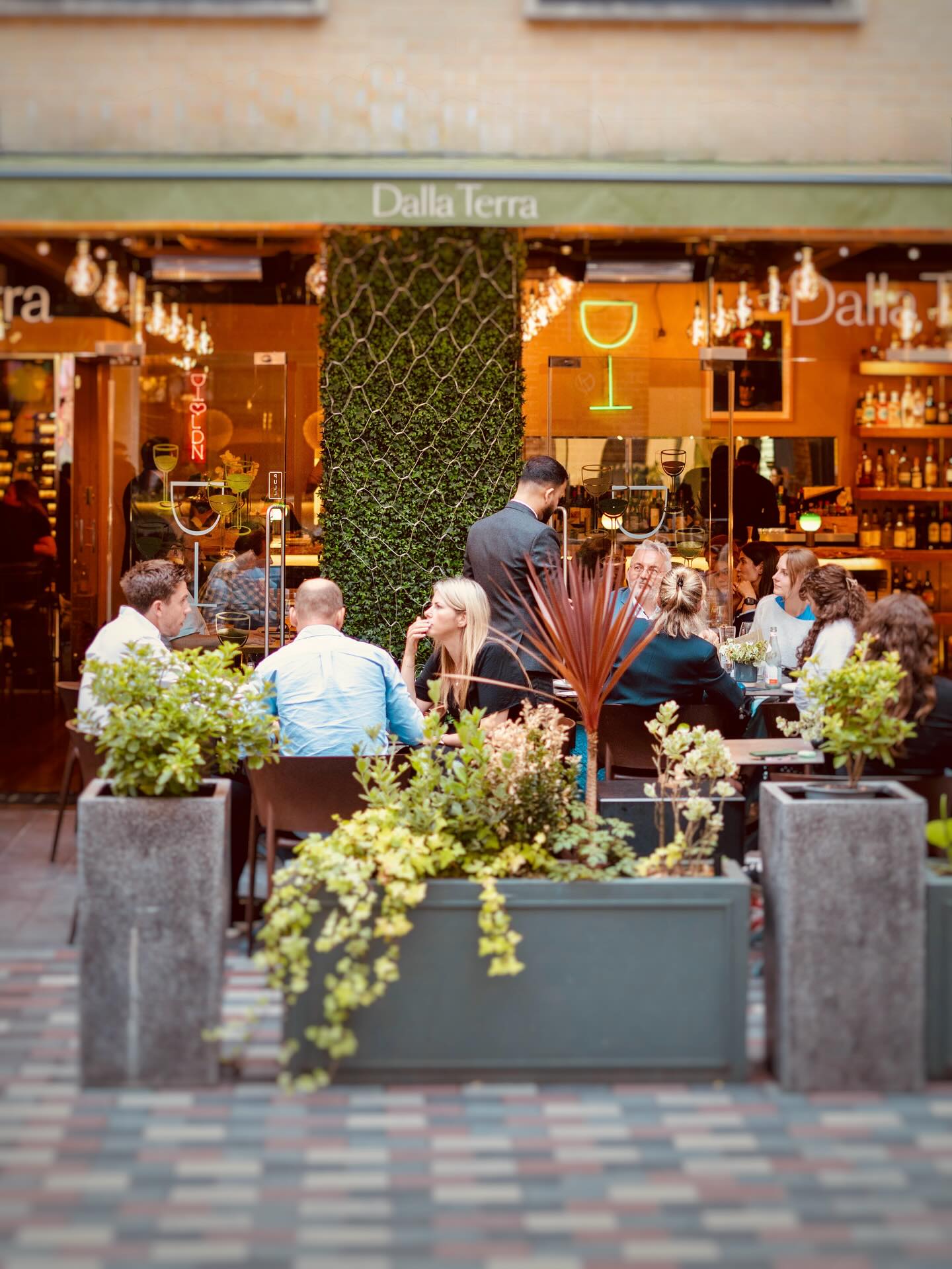 ALFRESCO at DALLA TERRA
Our terrace in Covent Garden is the perfect spot for long lunches, after-work drinks, or dinner with friends.
From Italian wines by the glass to generous sharing boards and seasonal dishes, every gathering feels a little more special here. 🌿🍇🍴
📍 Covent Garden
🍽️ Terrace dining all day
🥂 Walk-ins & group bookings welcome
📸 @tomcyagency
#DallaTerra #CoventGarden #ItalianWineBar #LondonEats #TerraceDining