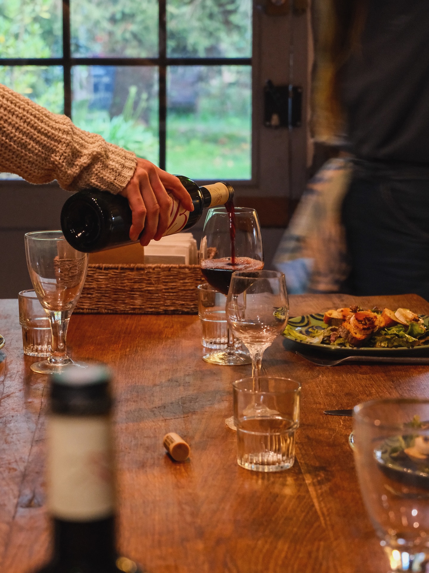 On se dépose tranquillement ici dans Les Landes… avec un bon rouge français évidemment 🍷