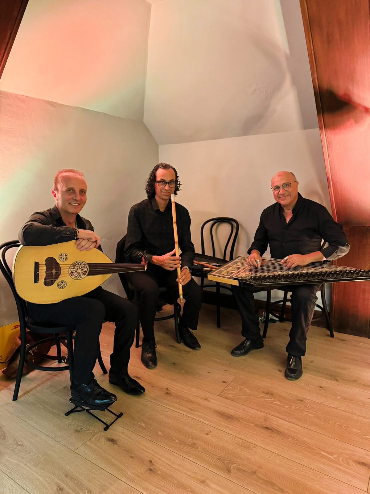 Nuestro Trío Oriental transportándonos a tierras lejanas en un evento para @farlabo
@kavehsarvarian @hames_bitar @abdelazizsamsaoui
#persian #music #eventos #singulares #sowhatmusic