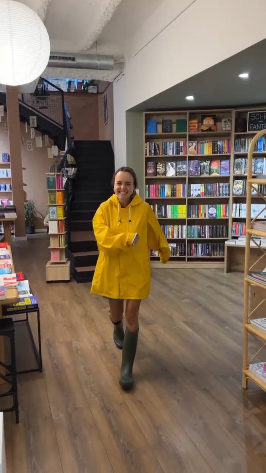 We're reeeading in the rain! 🌧☂️ What are you reading in rainy days like this one?
#bookshop #barcelona #backstorybookshop #Bookstagram