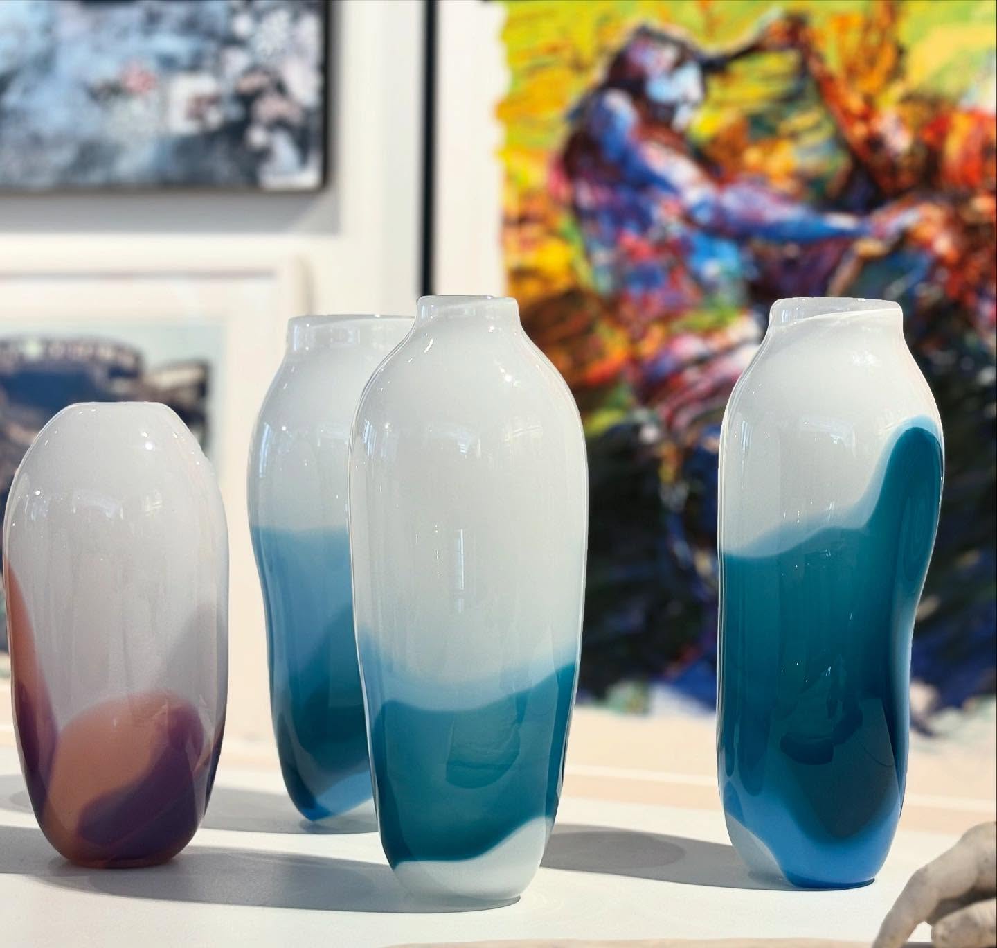 De nydeligste nye kunstverkene fra
KJERSTI JOHANNESSEN er endelig kommet til oss! Takk til fantastiske @tranoy_galleri 💚
Vi ønsker dere alle ei fin helg. Velkommen innom oss om du skal på bytur. Benytt anledningen til å besøke @smakmatfestival i helgen & vårt søndagsåpne galleri.
•
@glasskunstner_kj @tranoy_galleri