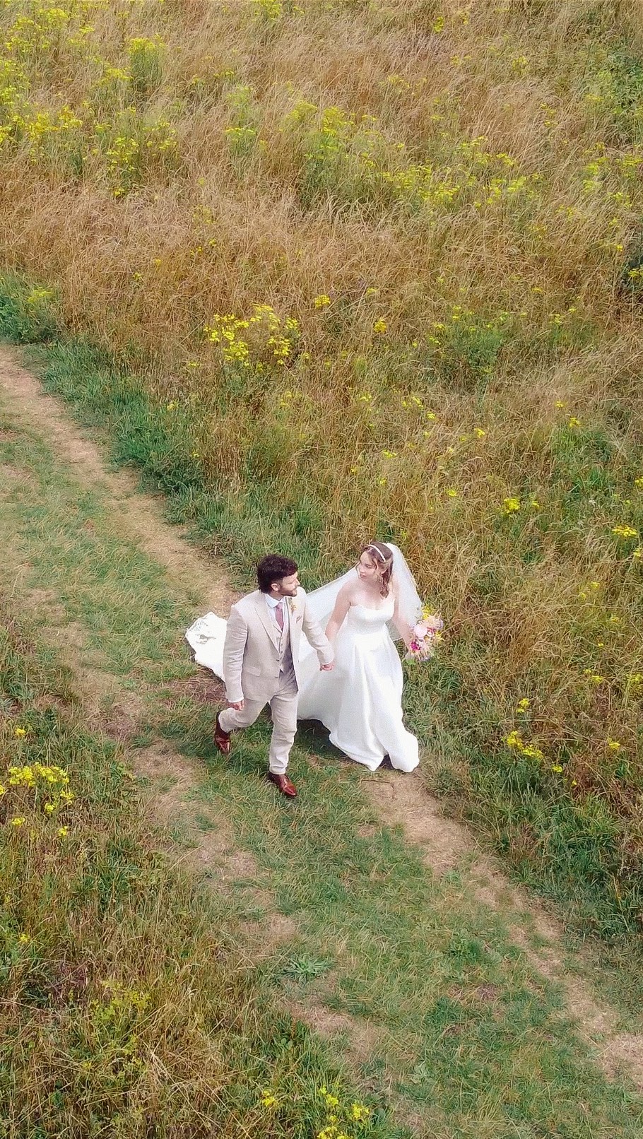 💖 KAREN & ALEX 💖
Is there anything more wholesome than getting ready in your family home before heading to the church?! 🥹 what an absolutely lovely couple and beautiful day for these two! Thank you so much for having us capture the memories 🫶🏼
Venue: @winchestercathedralvenues @winchestercathedral
Videography: @groovyoctopusmedia
Photography: @zwdphotography
Hair: @bymollie_
Makeup: @makeupbylaurenfaye
Beauty: @vivibeautyhouse
Florist: @bloomingbeth_newforest