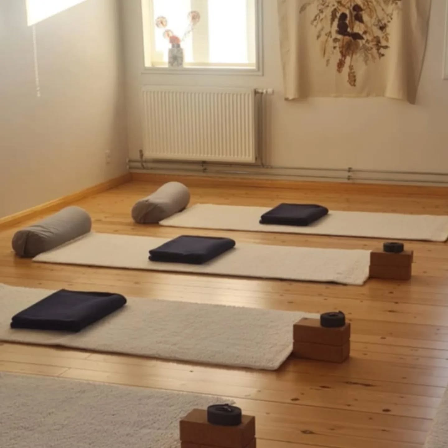 🌙 Fredags Yin
Start din weekend med at lande blødt i kroppen og større ro i nervesystemet.
2 timers yin yoga, hvor vi via lange dybe stræk, åndedrætsøvelser, bløde bevægelser og meditation vil nære krop og sind.
Der bydes på en kop urtete efter yogaen.
•Dao: d.19.09, D.07.11, D.12.12
•Tidspunkt: kl.17.00-19.00
•Sted: Pakhusgården 14, 5000 Odense C
• Pris: 300,- pr. Event
•Tilmelding: Via link I bio.
🧘♀️ Alle er velkomne.
#yinyoga #fredagsro #weekendvibes #fredagsyin #yinevent #yogaodense #yogaevent
2 timers blid Yin Yoga, hvor du gennem em dybe stræk, langsomme bevægelser og guidet stilhed hjælper kroppen med at slippe spændinger og tankemylder – så du kan gå weekenden i møde med fornyet energi og balance.