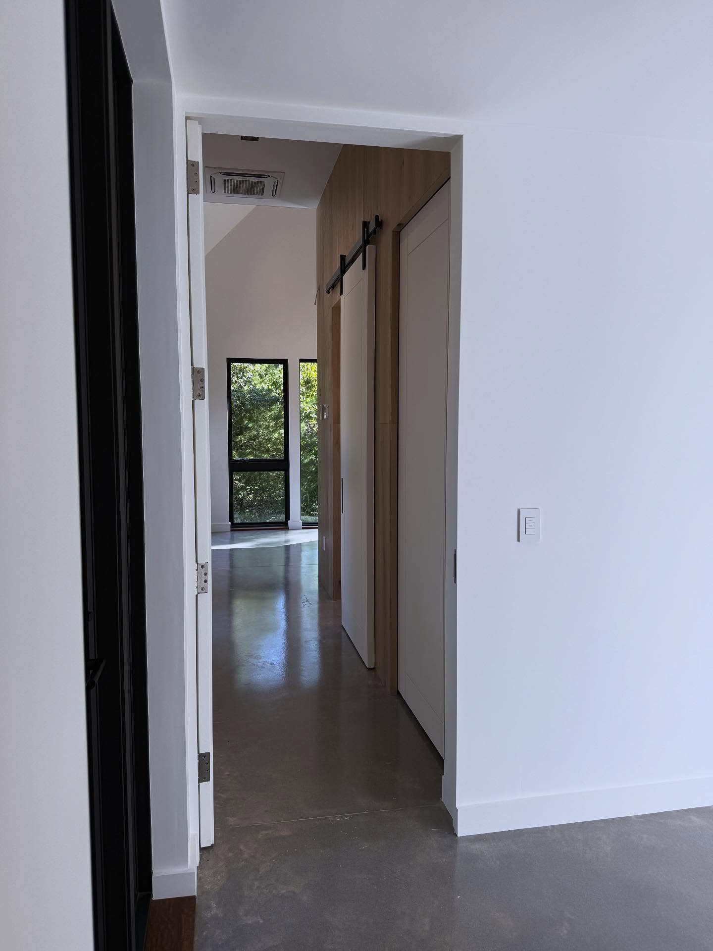 A view into the master suite that instantly pulls you in….more to come of the amazing Turtle Pointe Haus we are handing off this week! Stay tuned and let us know what you want to see more of! #smithfieldbuild #echelonbuilders #interiorfinish #luxuryhomes #custombuild #millwork #architecture #interiordetails
#handmade #architecturalmillwork #custominteriors #finecraftsmanship #LuxuryHomes #oakceiling #finewoodworking #handmade #gobuild #woodceiling #finewoodworking #finehomebuilding #customkitchen #CustomCabinets