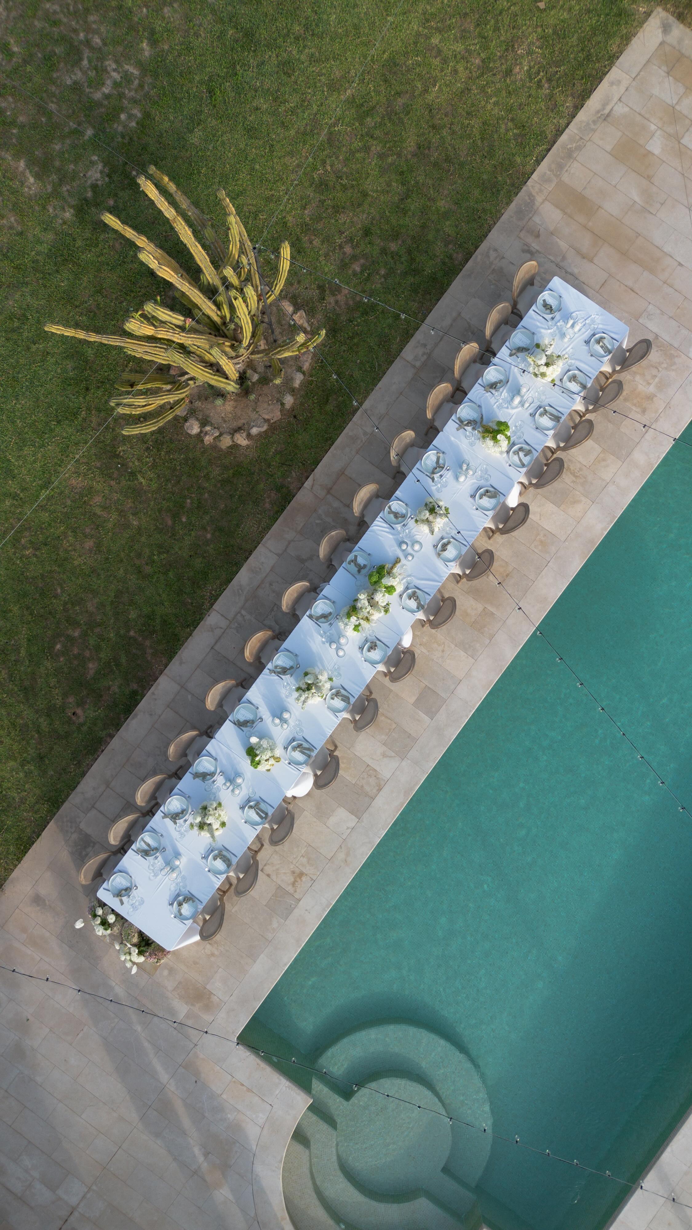 Was du siehst vs. Was du nicht siehst!
Wir zeigen euch immer schöne Ergebnisse und perfekte Fotos, doch was ihr nicht seht, ist der Background des Teams.
Unsere Arbeit, weshalb ihr uns bucht!
Ihr werdet gestylt, entspannt und wir machen den Rest.
Wir begrüßen die Dienstleister, weisen sie ein, helfen überall, koordinieren und reden mit euren Gästen, bauen Settings auf und um, sind euer Anker und Begleiter den ganzen Tag.
Danke für euer Vertrauen in uns. Wir freuen uns auf viele weitere Momente mit euch. Auf Euch 🫶🏻
Und Danke für das perfekte Festhalten unserer Arbeit @fantastisch_content.
Team:
Location: @sonamaret.venue
Photo: @klassen.weddings
Artist: l.oveandotherstories
Video: @patweds
Weddingplanner: @levin.wedding
Deco: @totapunteventscatering
Flower: @decoeventsbyfina
Speaker: @m.am.traurednerin
Paper: @papier.zauber
Daymanager: @farandforeverweddings
Content creator: @fantastisch_content
Styling: @schoen_makeup
Dj: @eventsolution.mallorca
Cake: @catecake.bodas
Dress: @brittanja_brautmoden
Violine: @violin_mallorca_serafima
Lights: @lichtkind_mallorca
#behindthescenes #weddingday #weddingplanner #hochzeitsplanung #mallorcawedding #destinationwedding #mallorca