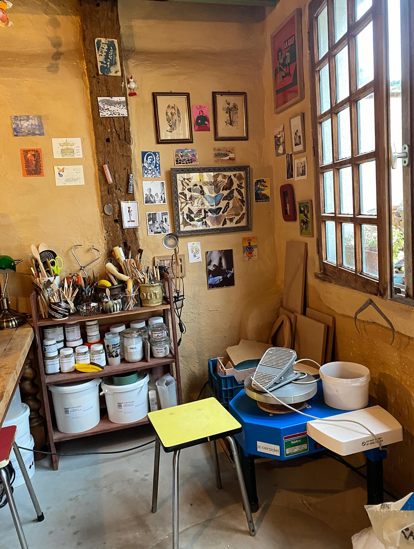 Retour en images sur tout un été de travaux pour créer mon premier atelier. Avec enduit à la chaux et pigment naturel sienne des ocres du Roussillon @ocresdefrance. Et badigeon à la chaux pour reteinter les briques + ponçage et cirage des poutres, reagreage du sol et aménagement 🦋