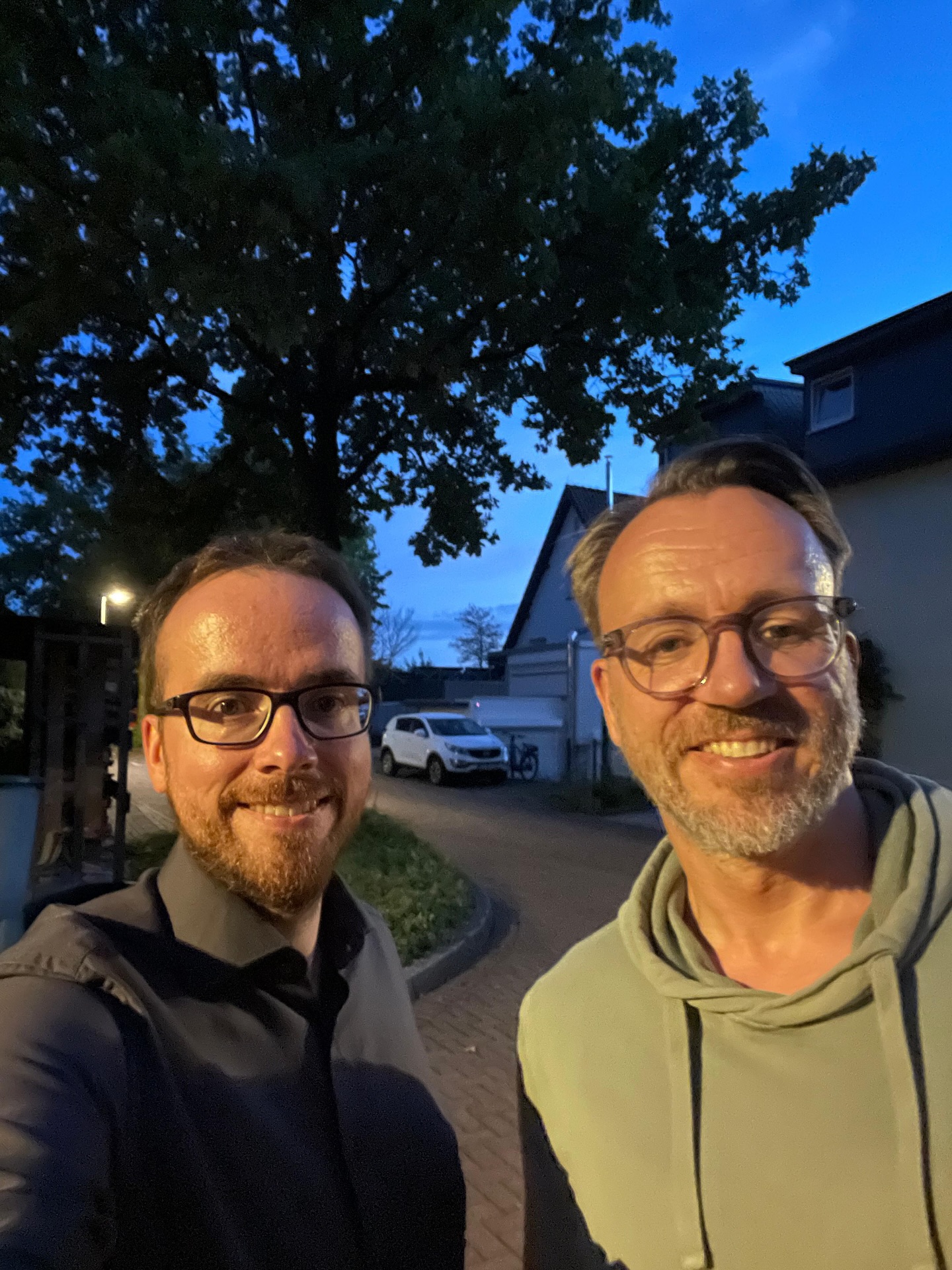 🚀 Von Tür zu Tür bis es dunkel wird 🏡🚪
Heute war ich gemeinsam mit dem Ratskandidaten @thomas_rausch__ im Wahlbezirk Herrentisch unterwegs.
Erst der Einbruch der Dunkelheit hat unsere Tour beendet. Vielen Dank für die netten Gespräche und die Verpflegung, die wir auf dem Weg erhalten erhaben 🙏🏻
Persönliches Kennenlernen und ein offenes Ohr für die Anliegen in der Nachbarschaft 🤝🏡
#gespräche #haustür #kandidaten #kommunalwahl #bürgermeisterkandidat #herdecke #fürherdecke