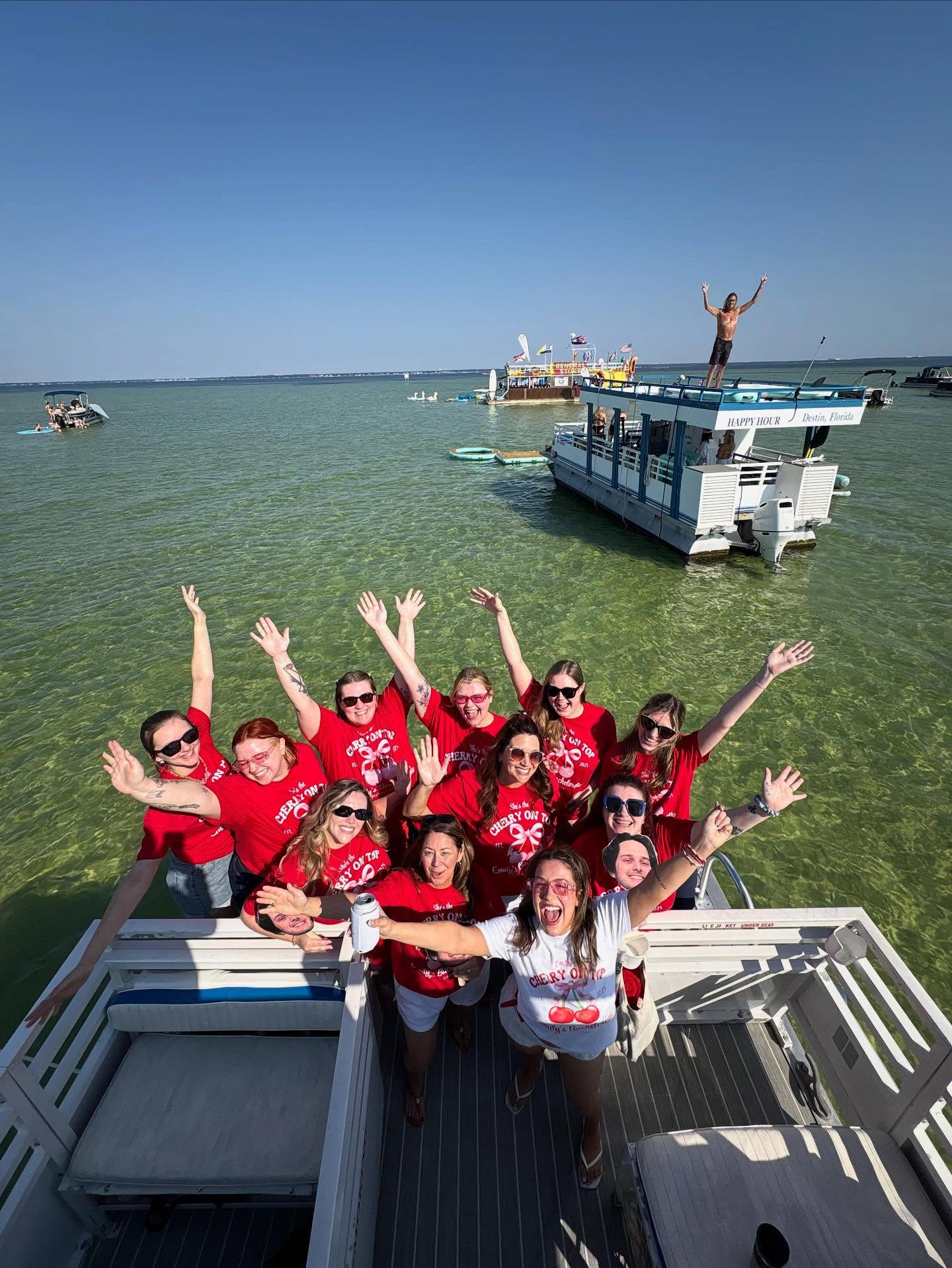 Hands up for the weekend! Who is joining us for a beautiful weekend at crab island? 🦀
📸: @liza.diamond.t